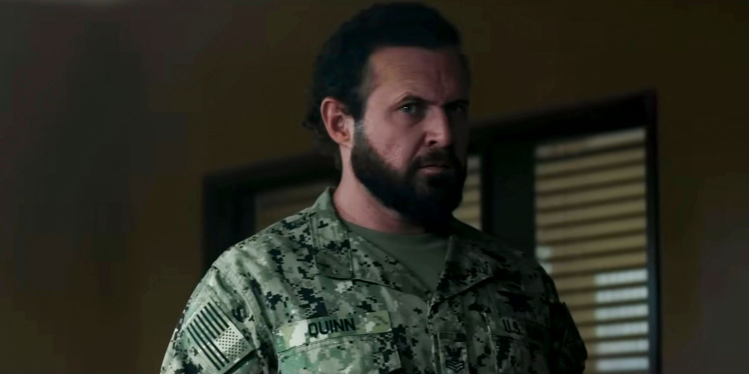 Sonny Quinn (AJ Buckley) parece enojado en la primera temporada del equipo SEAL