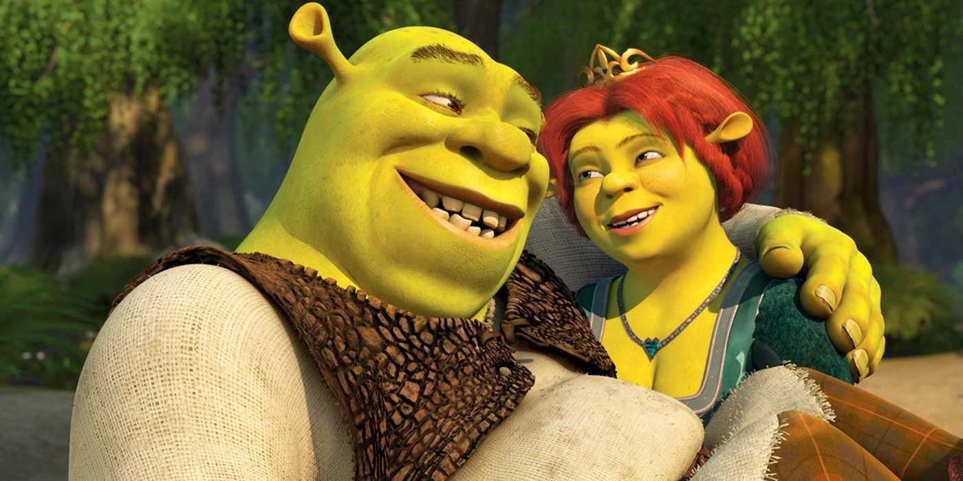 Shrek y Fiona se sonríen el uno al otro mientras Fiona sostiene a Shrek en sus brazos al estilo nupcial.