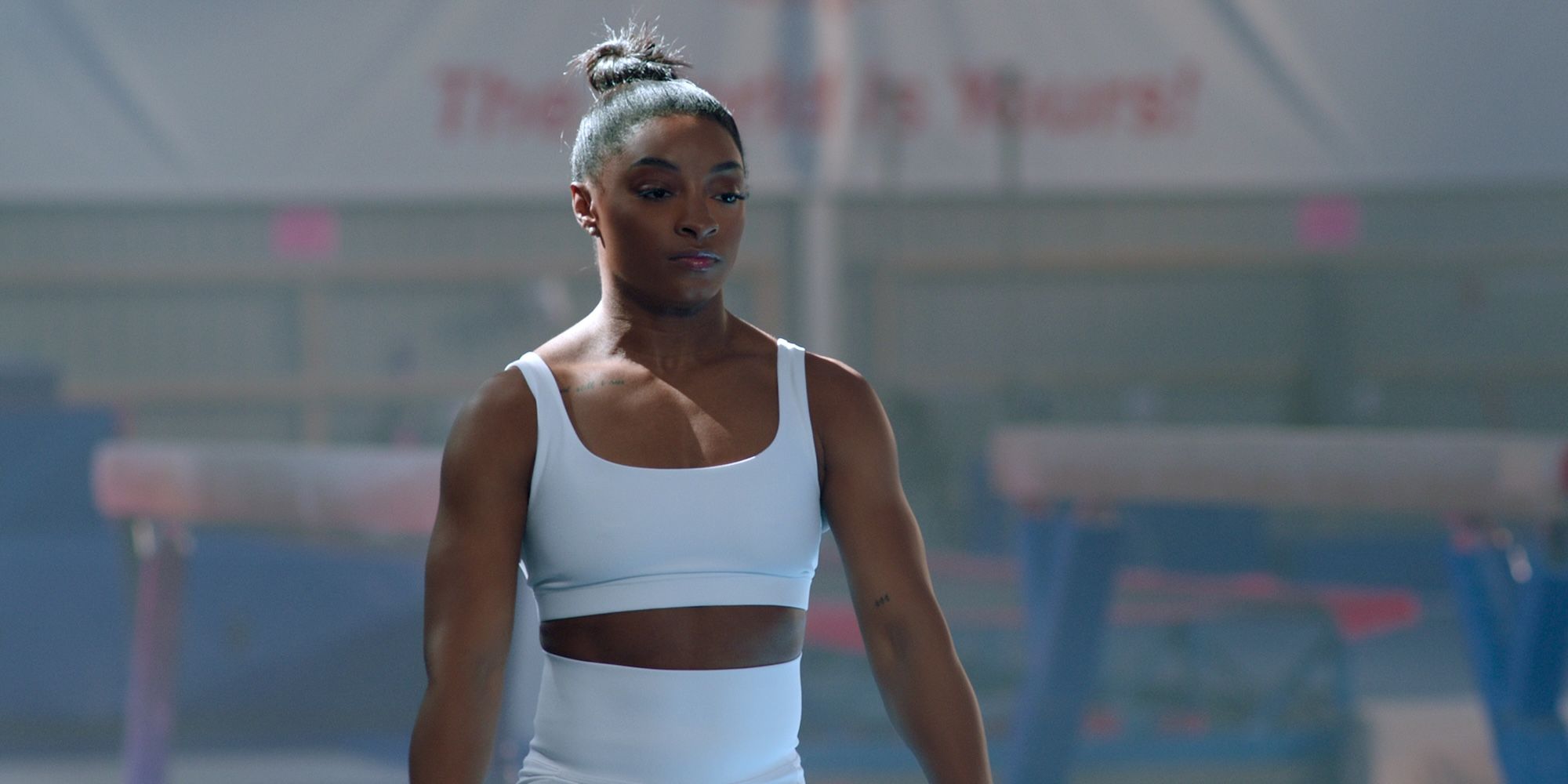 Simone Biles entrenando en el documental de Netflix de 2024 Simone Biles Rising.