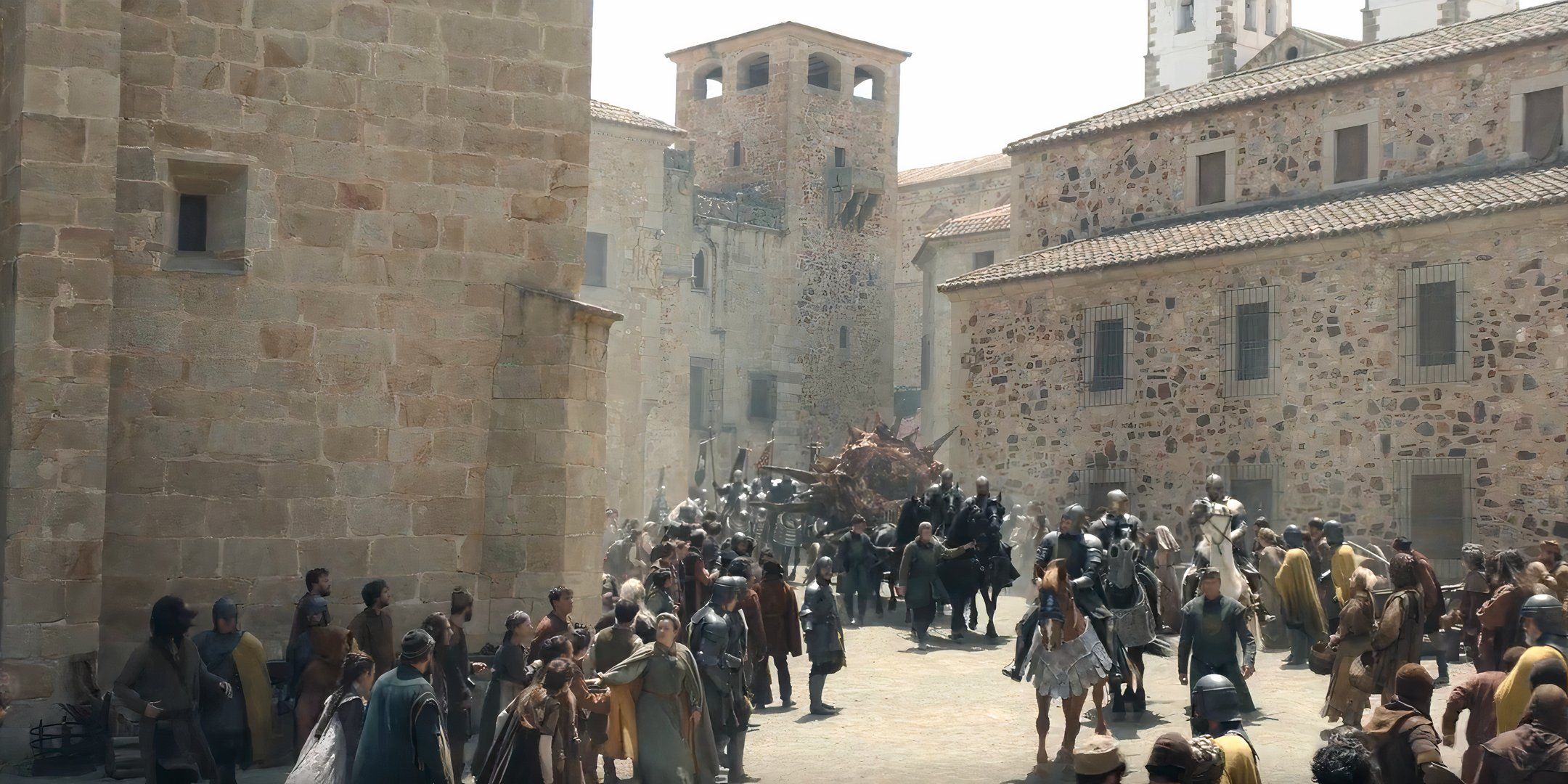 Los residentes de Desembarco del Rey observan cómo la cabeza de Melies es llevada por las calles en la temporada 2 de House of the Dragon.