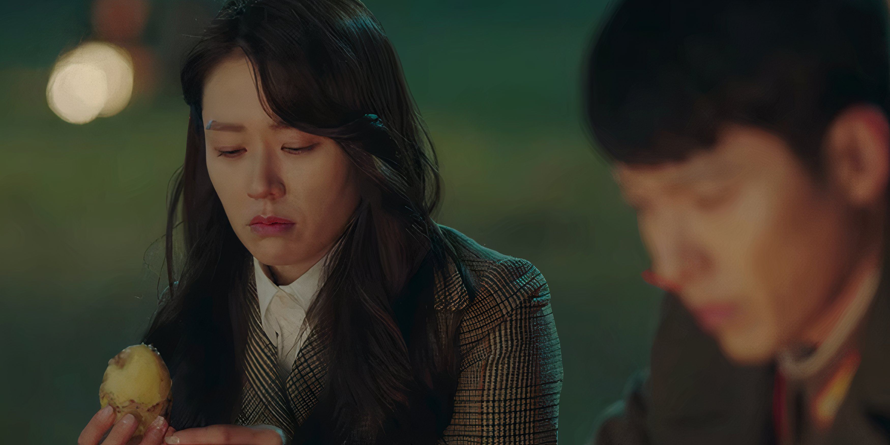 Son Ye-jin eats a potato in Crash Landing on You
