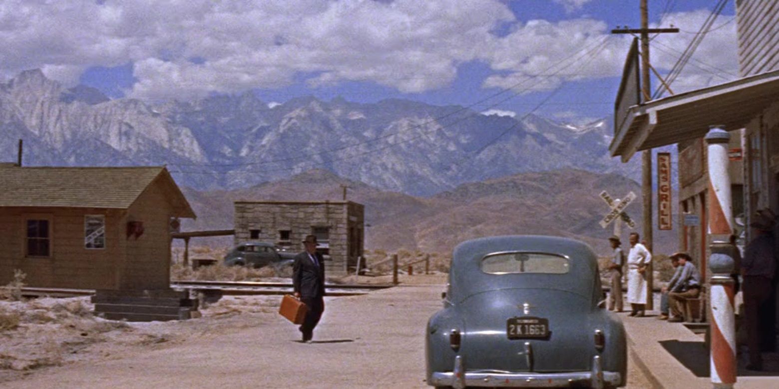 Spencer Tracy caminha pela cidade em Bad Day at Black Rock