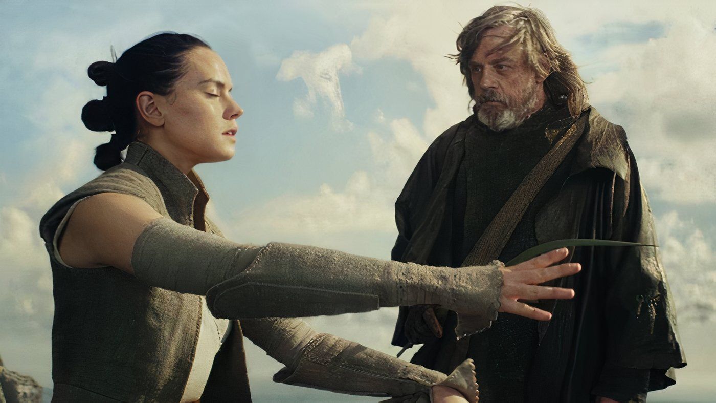 Luke Skywalker treinando Rey em Os Últimos Jedi.