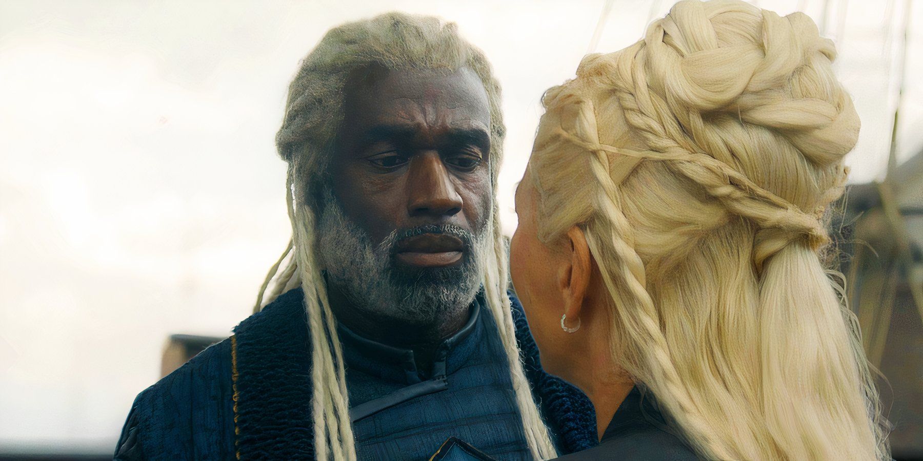 Steven Toussaint como Lord Corlys Velaryon olhando para Eve Best como Rhaenys na 2ª temporada de House of the Dragon