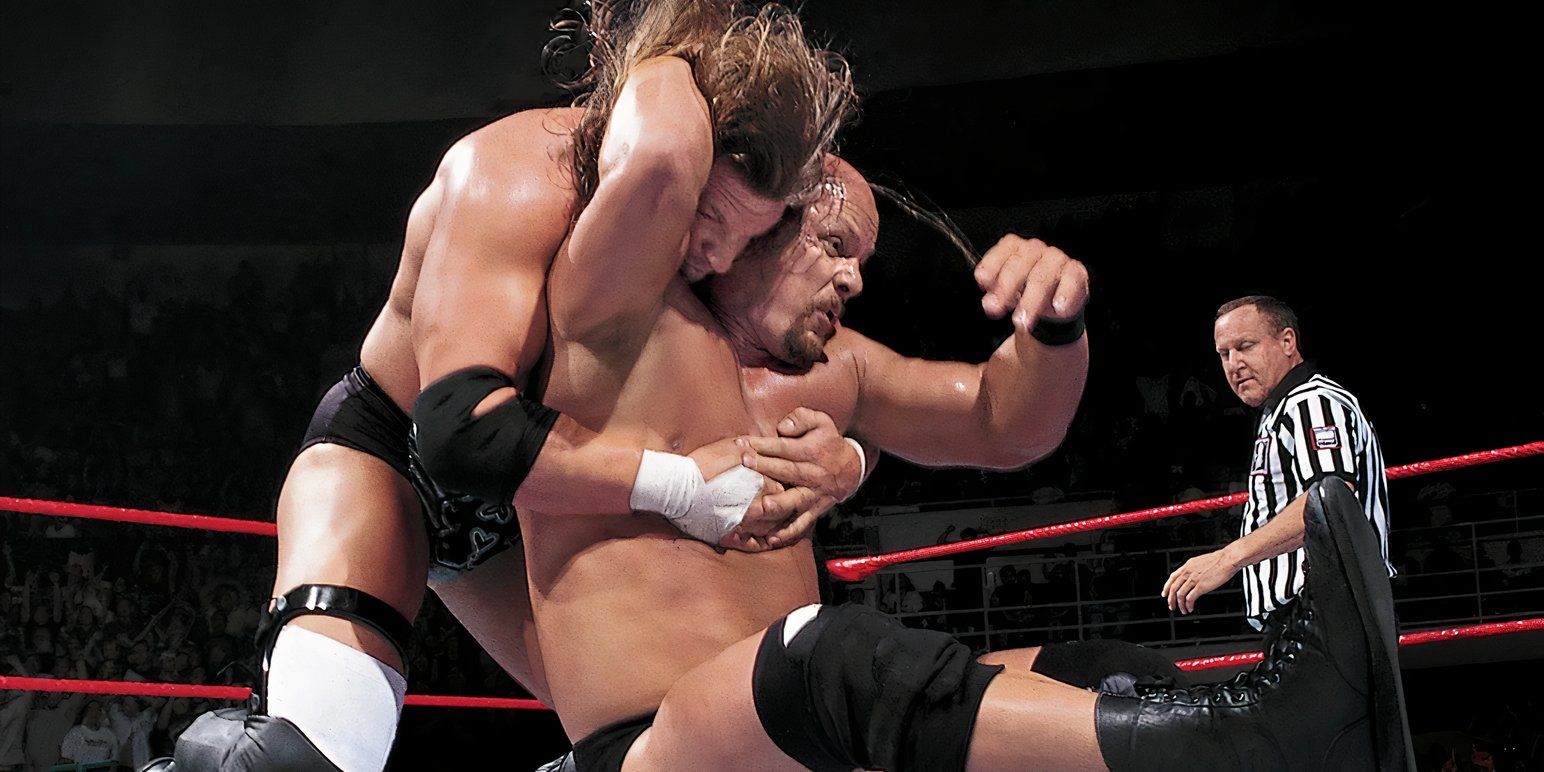 Stone Cold Steve Austin realiza el Stunner en Triple H