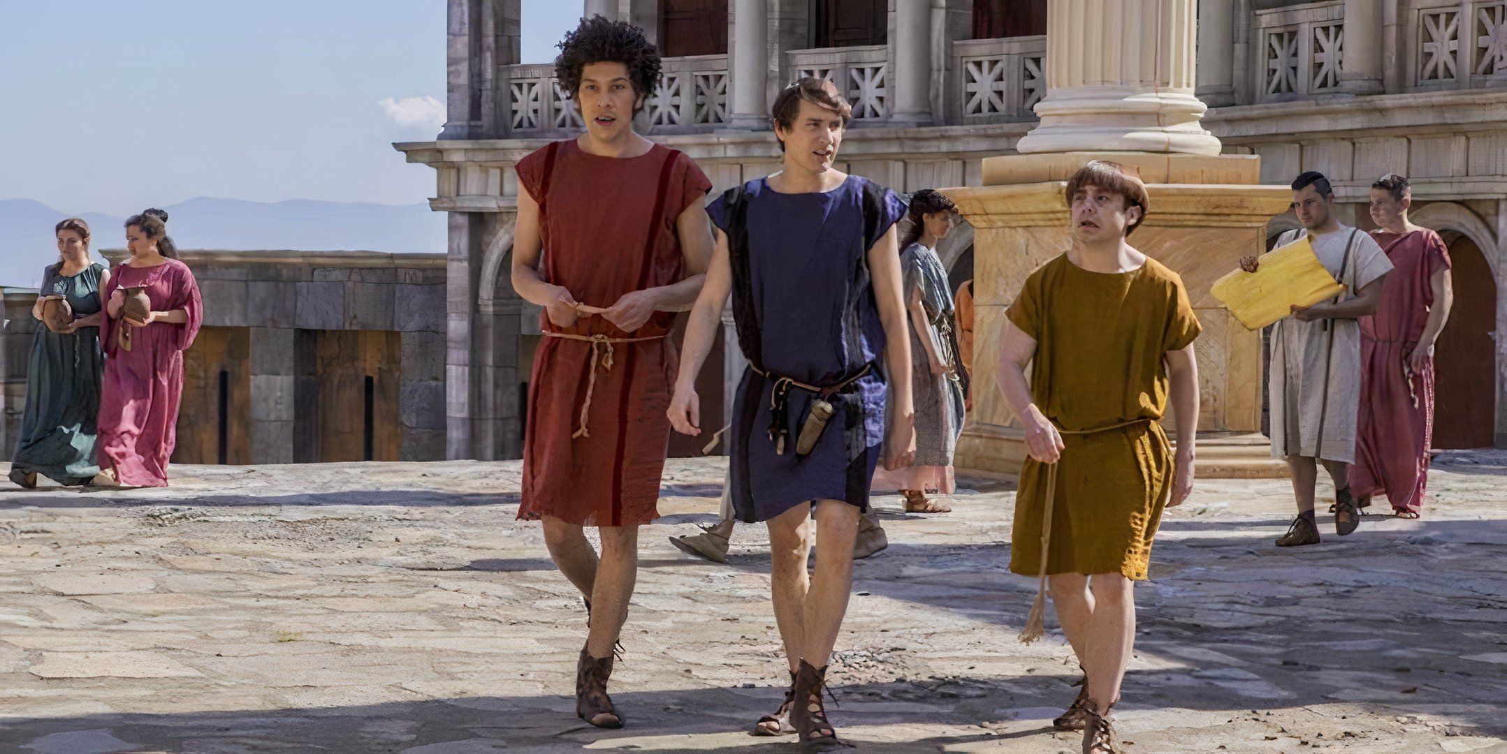 Joel Fry, Tom Rosenthal e Ryan Sampson caminham pela Roma antiga em Plebs.