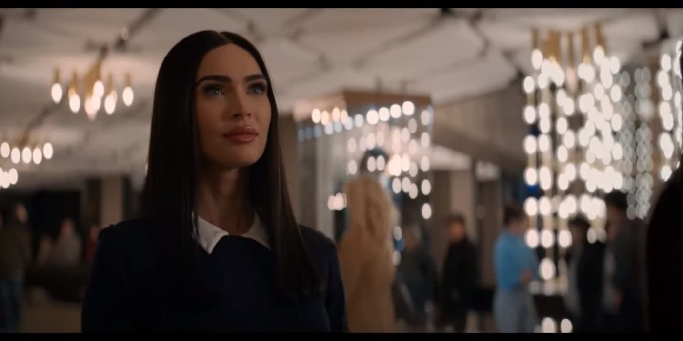 Megan Fox se tient debout et a l'air séduisante dans Subservient