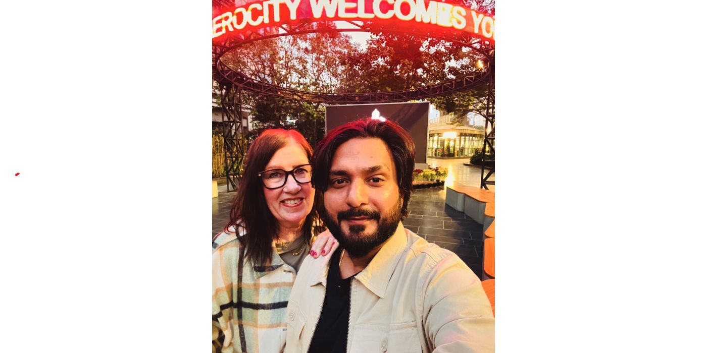 Sumit SIngh In 90 Day Fiance com Jenny Slatten tirando selfie em frente a um lago em roupas brancas