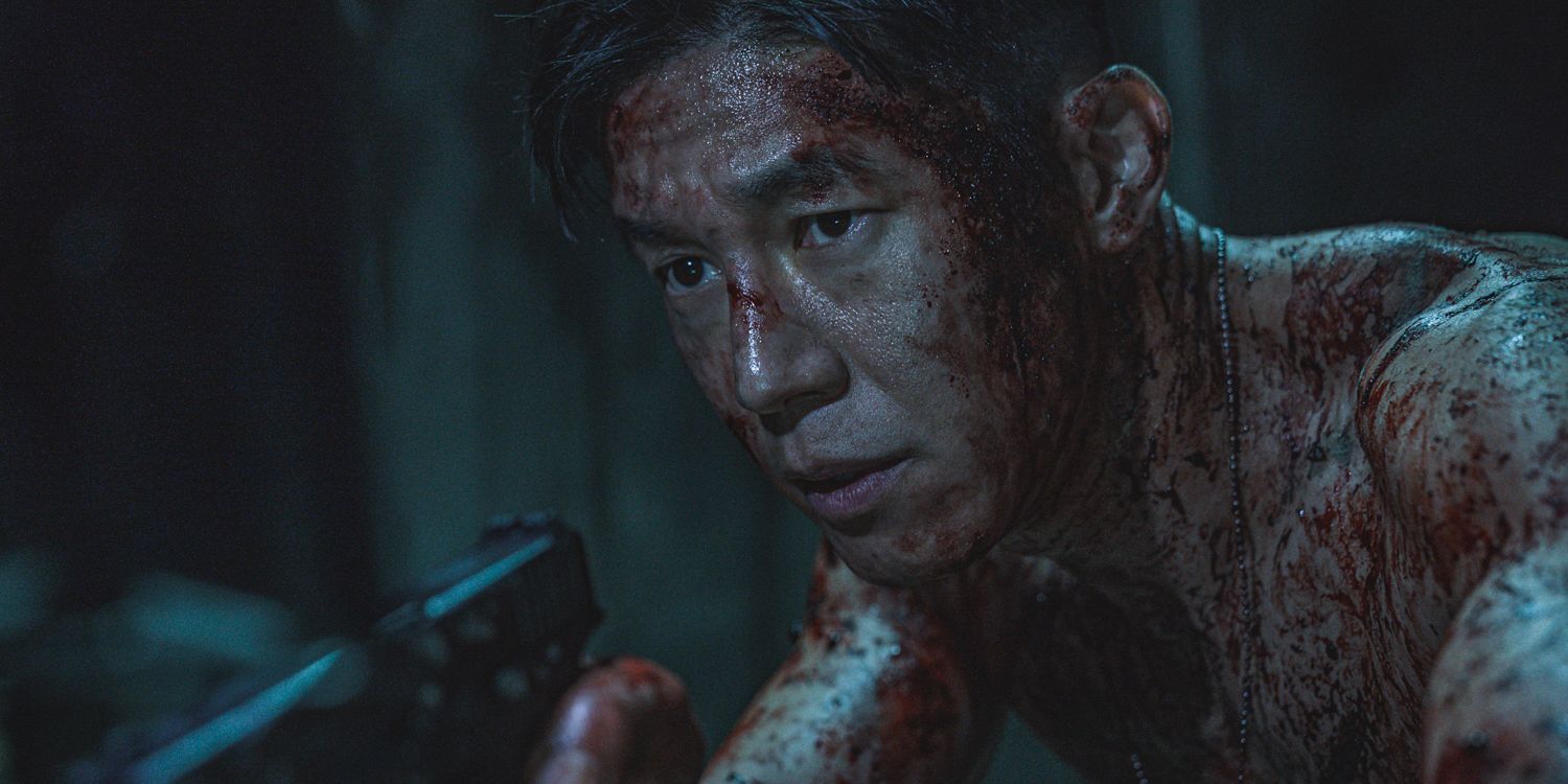 Pyeon Sang-Wook (Lee Jin-wook) shows a gun covered in blood in Sweet Home 3