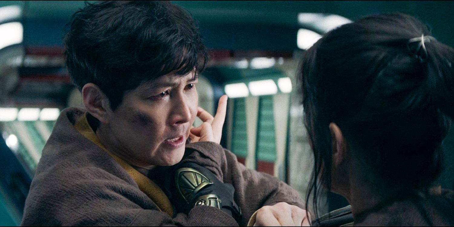 El joven maestro Sol (Lee Jungja) discute con la joven Indara (Carrie-Anne Moss) en The Acolyte Temporada 1 Episodio 7