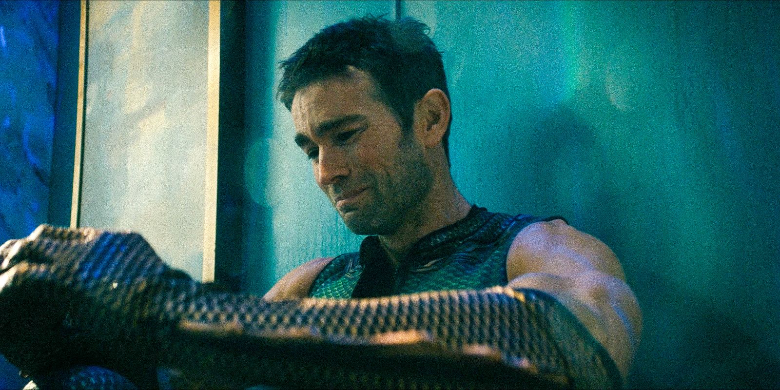 Deep (Chase Crawford) llora en el suelo después de romper el pescado de Ambrusius en el episodio 7 de la temporada 4