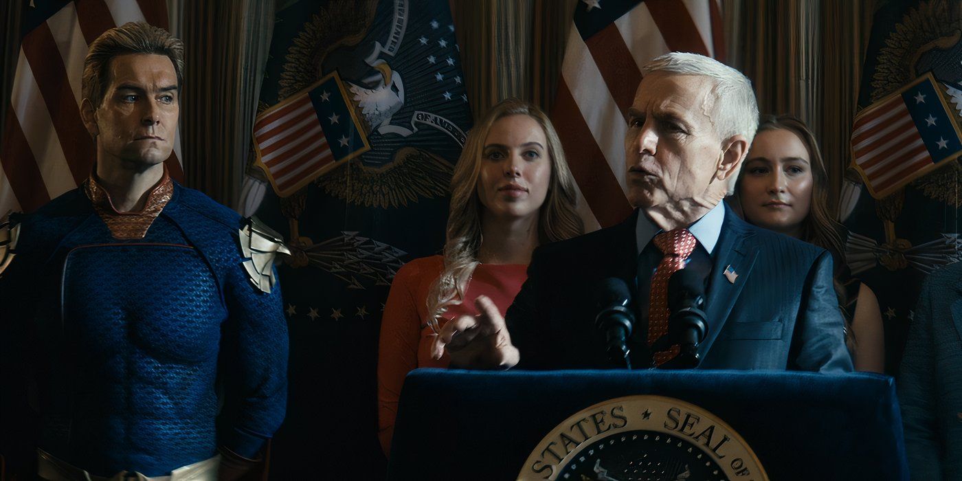 Antony Starr como Homelander y el senador Calhoun dando un discurso en 