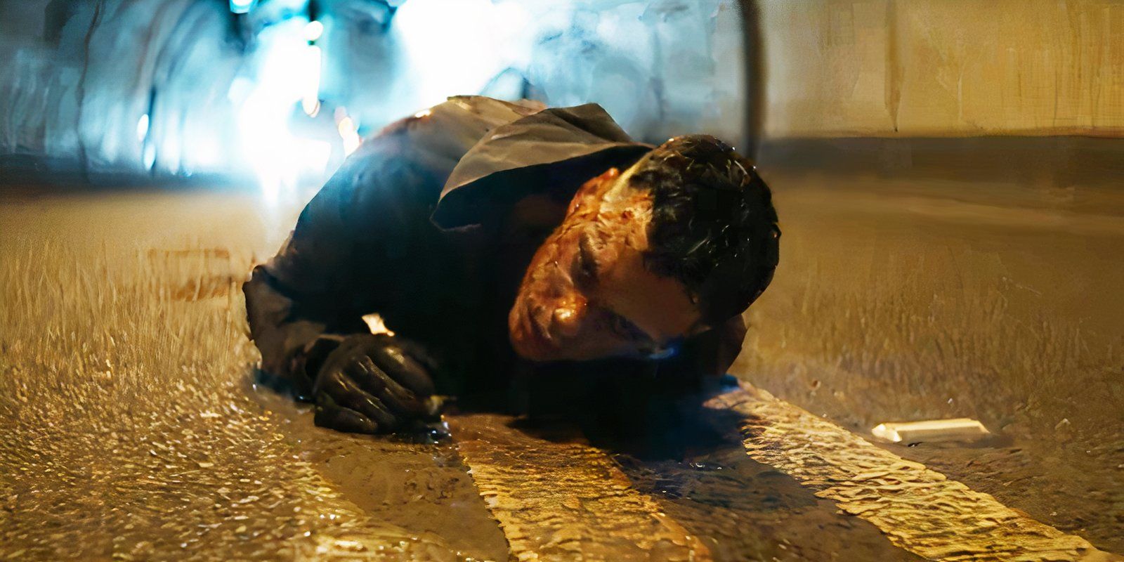 Bill Skarsgård rastejando pelo chão como Eric Draven em O Corvo de 2024