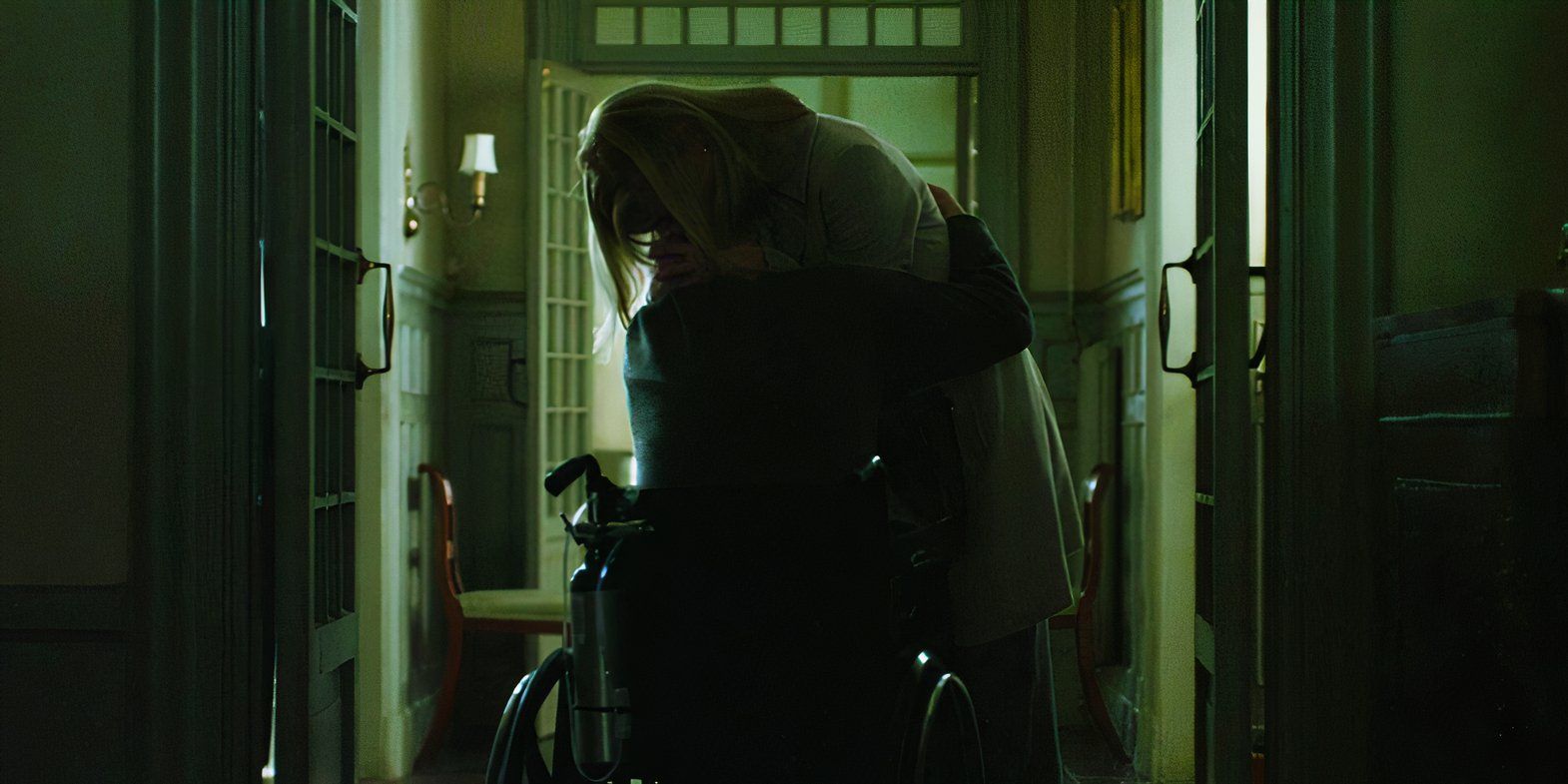 La chica del dragón tatuado, Harriet, abraza a Henrik en su silla de ruedas.