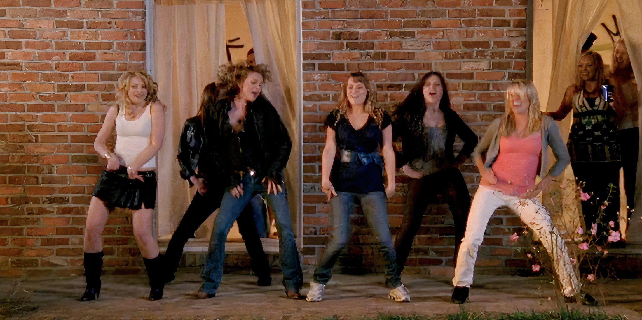 As garotas de One Treel Hill dançando uma música das Spice Girls em uma festa