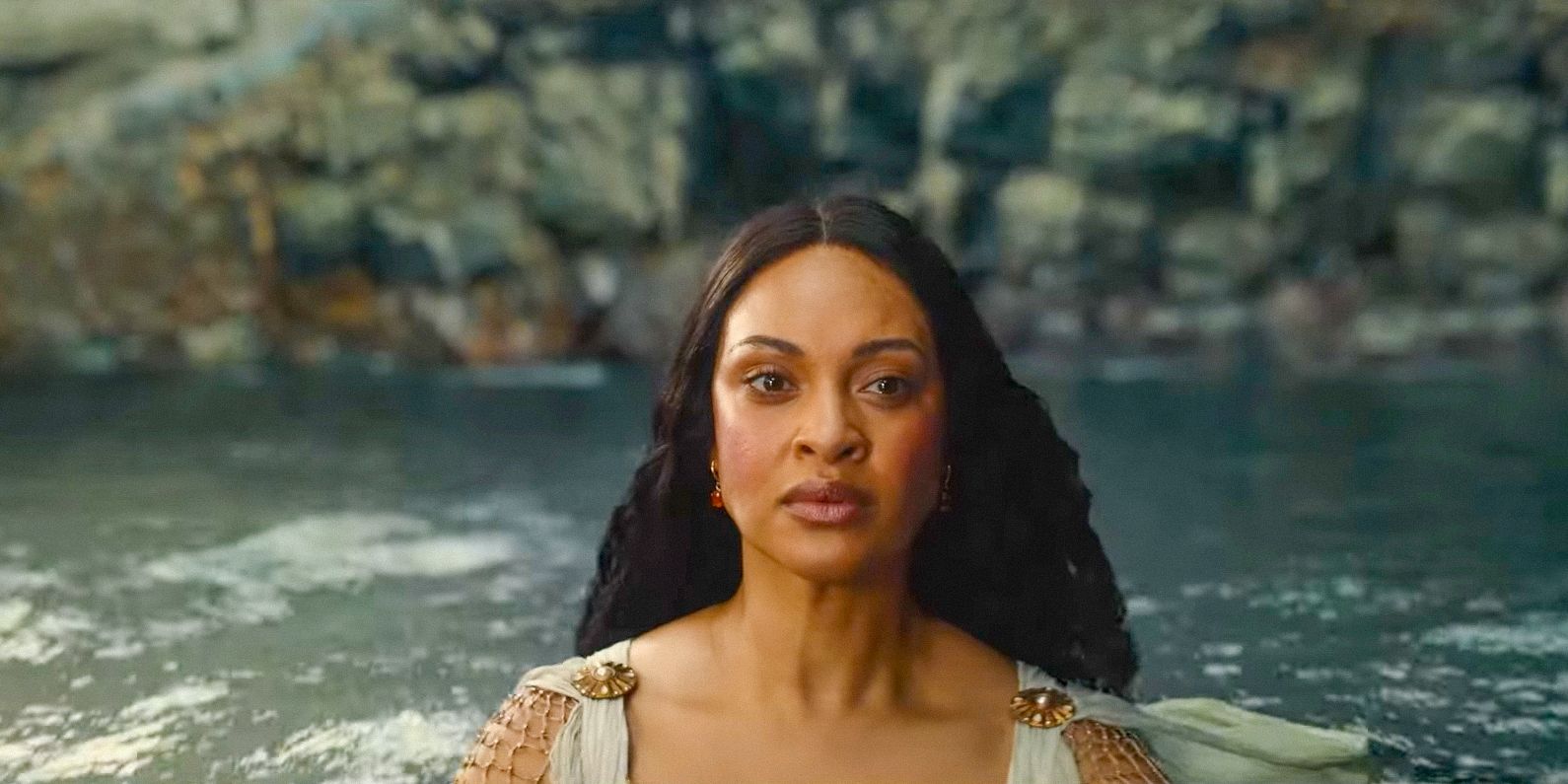 Queen Regent Míriel (Cynthia Addai-Robinson) emerging from the water in The Lord of the Rings: The Rings of Power