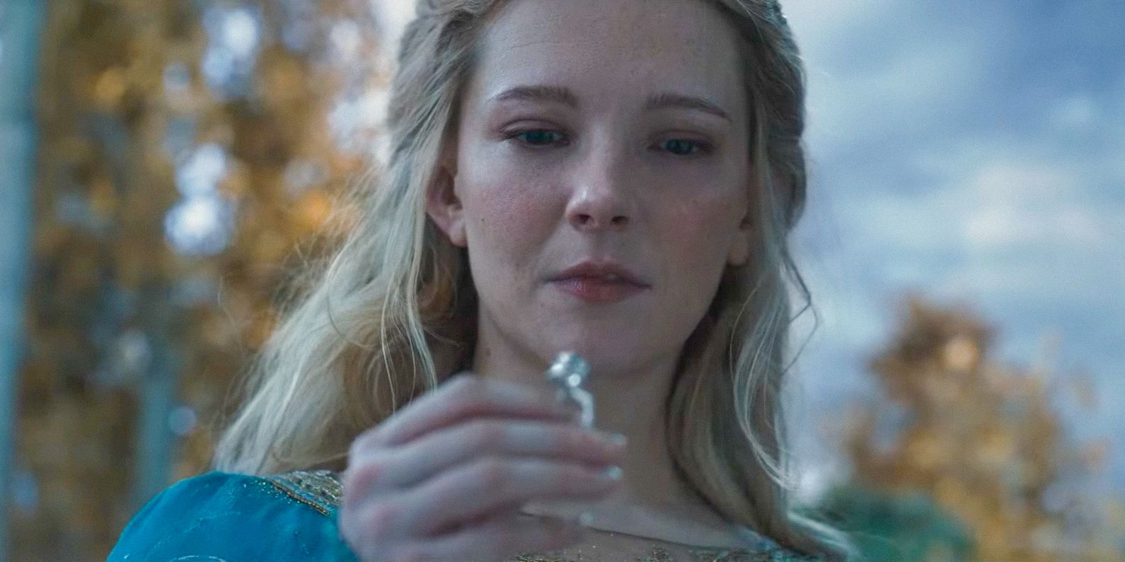 Galadriel (Morfydd Clark) segurando um anel em O Senhor dos Anéis: Os Anéis do Poder, 2ª temporada