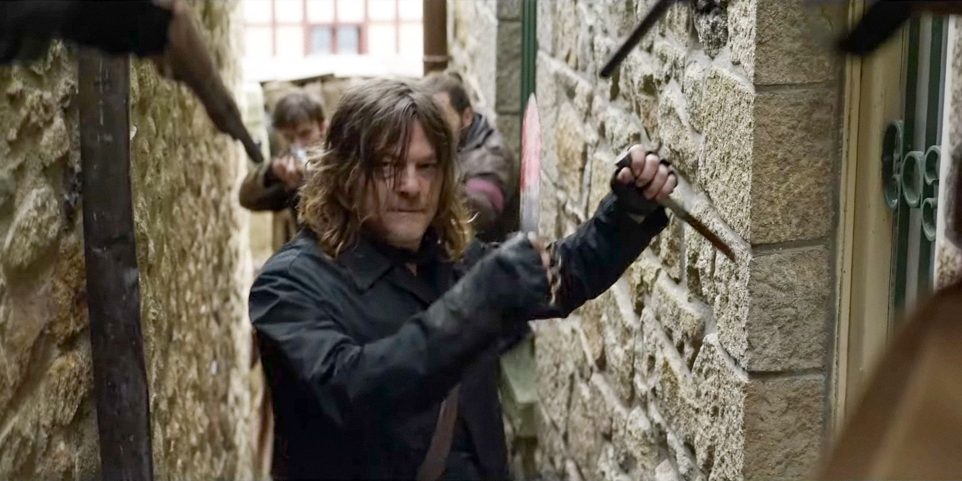 Daryl Dixon (Norman Reedus) se defendendo com um par de facas em The Walking Dead: Trailer da 2ª temporada de Daryl Dixon