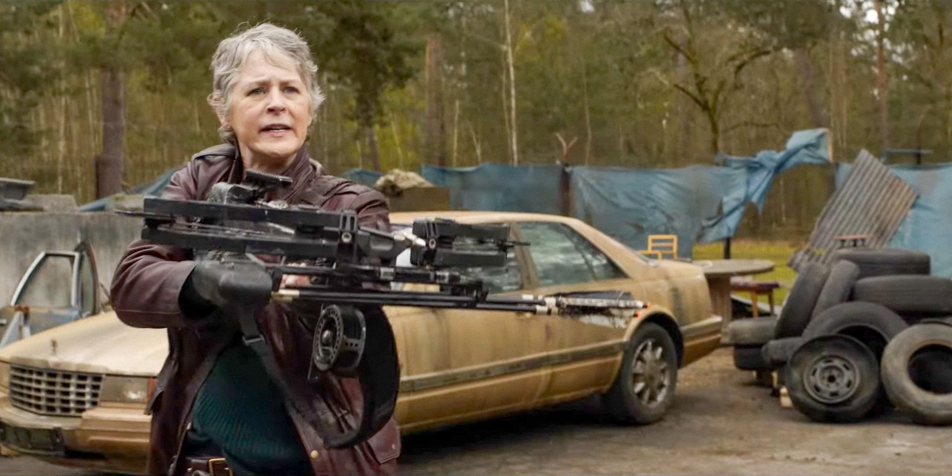 Carol Peletier (Melissa McBride) segurando uma besta em The Walking Dead: Trailer da 2ª temporada de Daryl Dixon