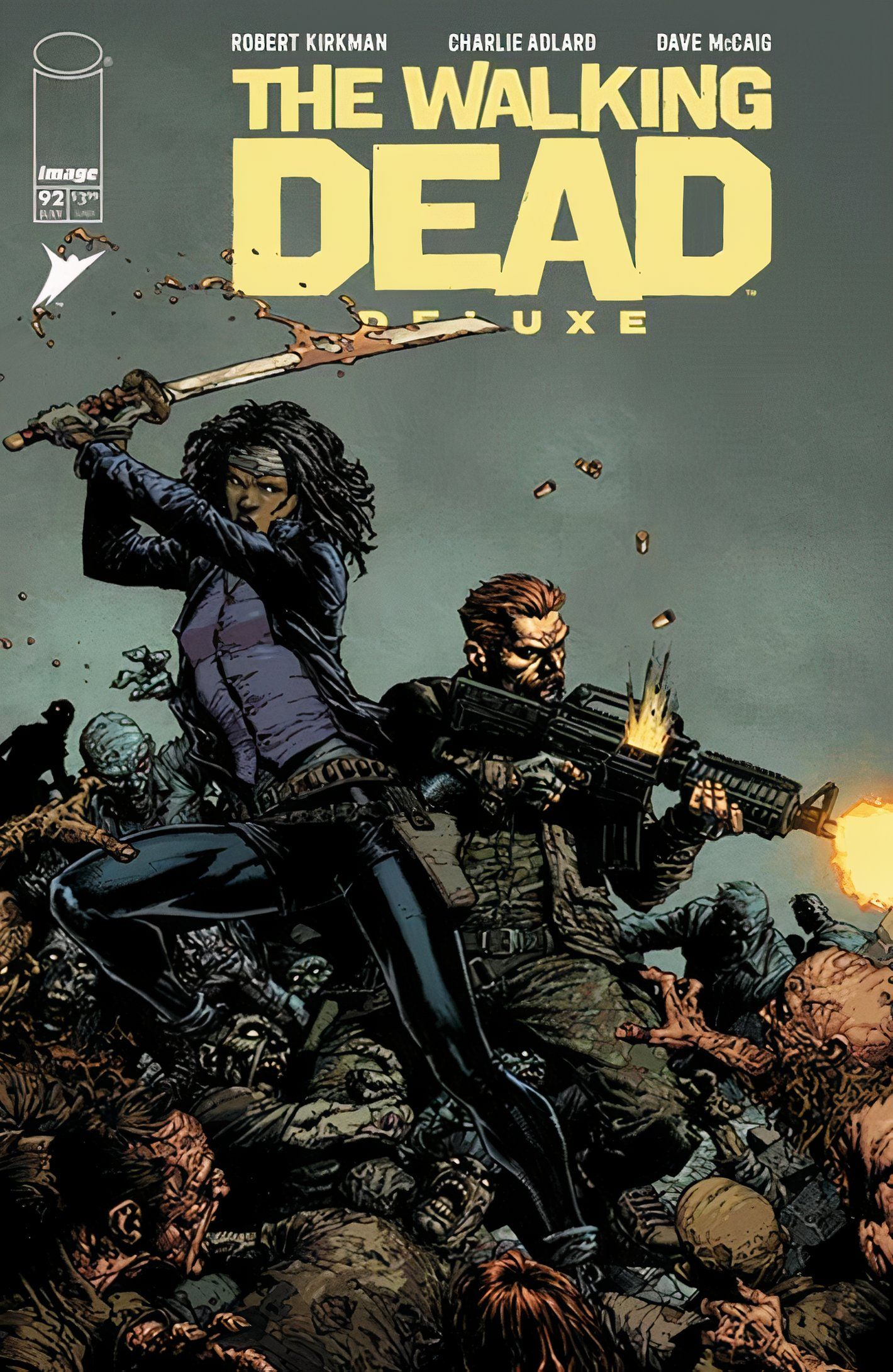 Capa da revista The Walking Dead Deluxe #92, com Rick e Michonne em cima de uma pilha de corpos de zumbis
