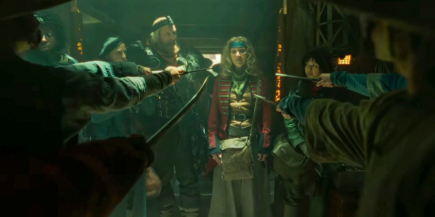 Um grupo de piratas aponta suas espadas para Penelope (Lisa Kudrow) em Time Bandits