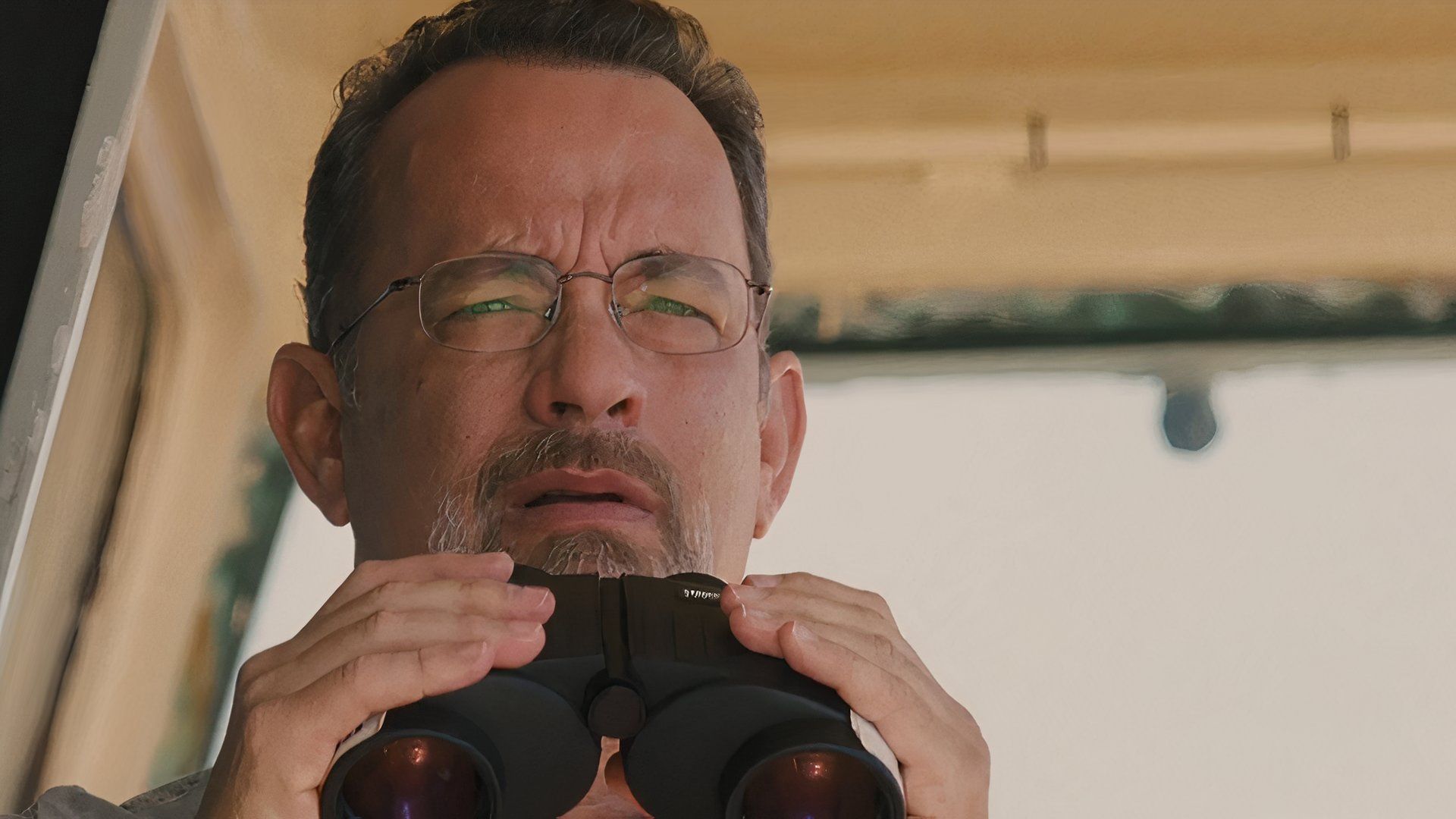 Tom Hanks dengan teropong di Kapten Phillips