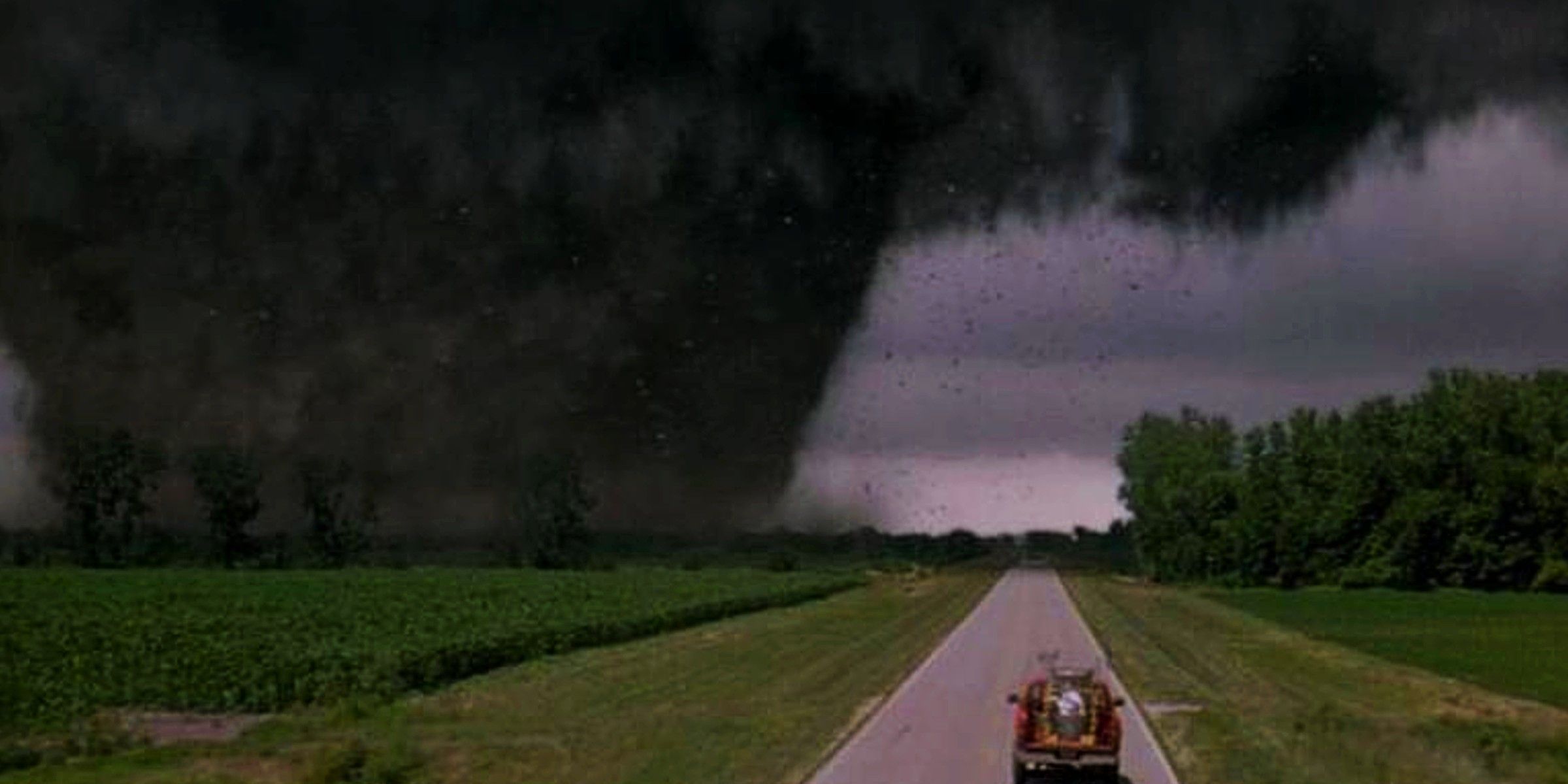 En Twister 1996, el coche se acerca al Tornado.