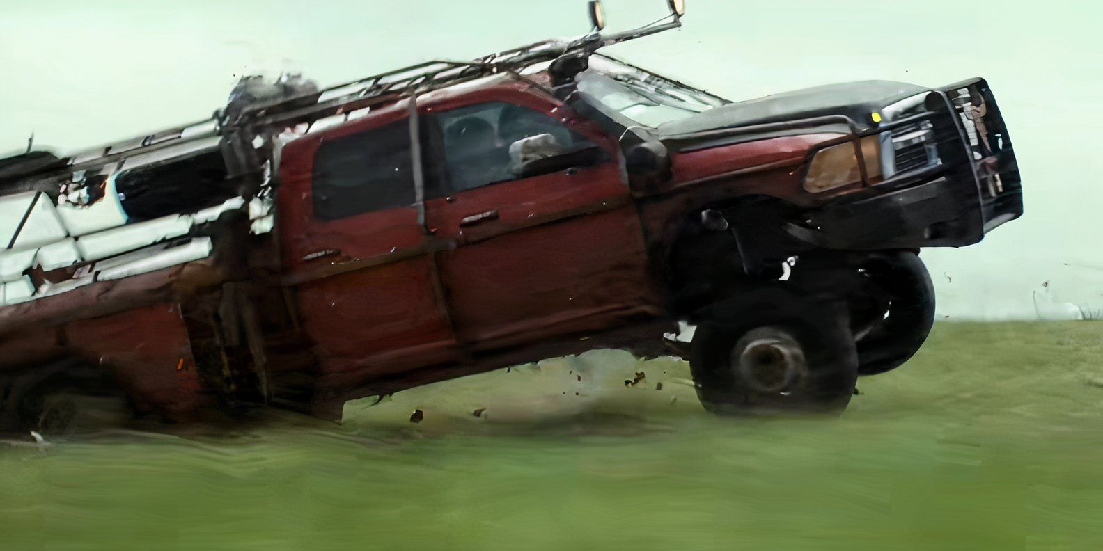 Um caminhão em alta velocidade atravessando um campo em Twisters