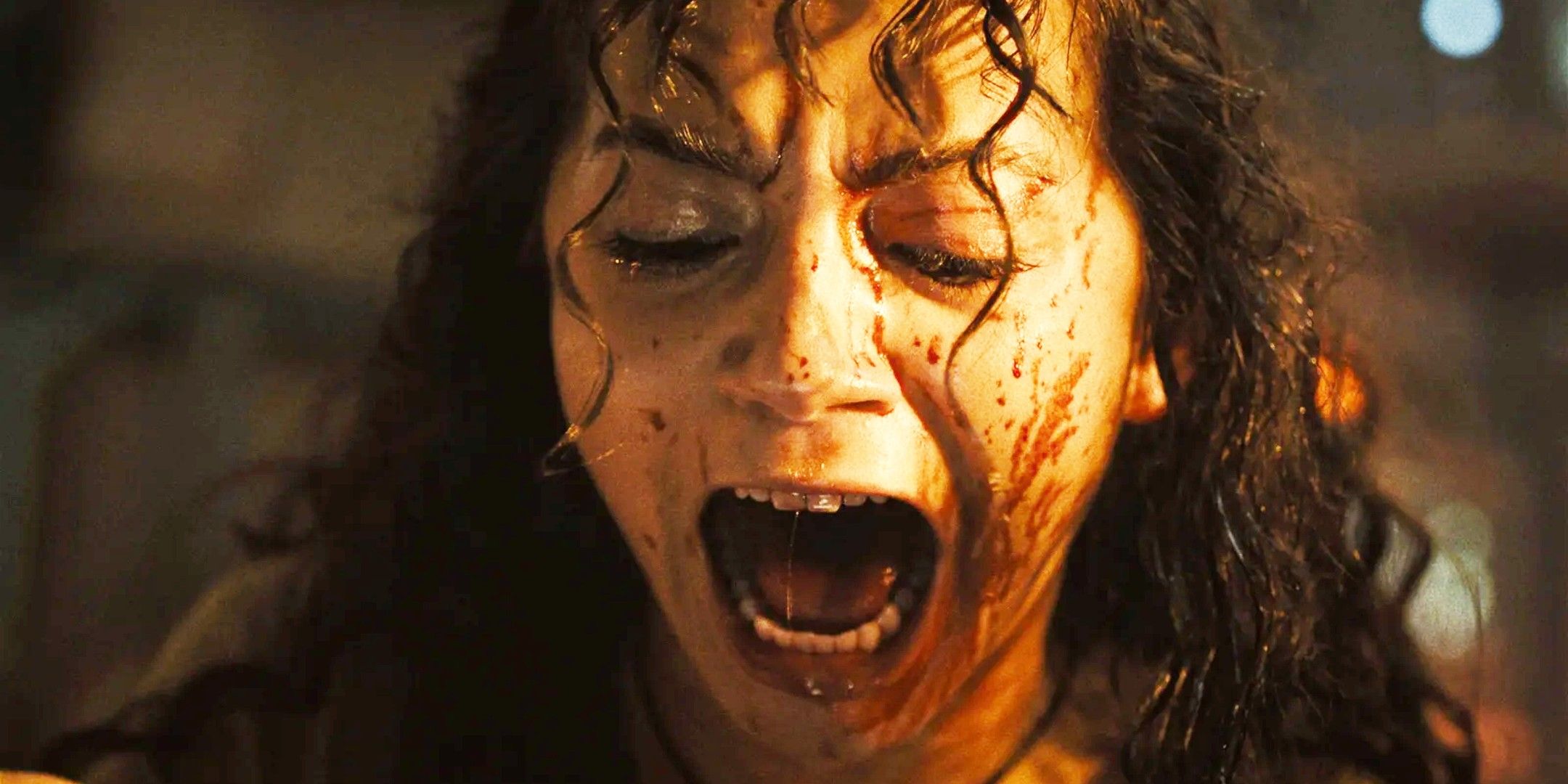 Kay (Isabela Merced) gritando com sangue no rosto em Alien: Romulus