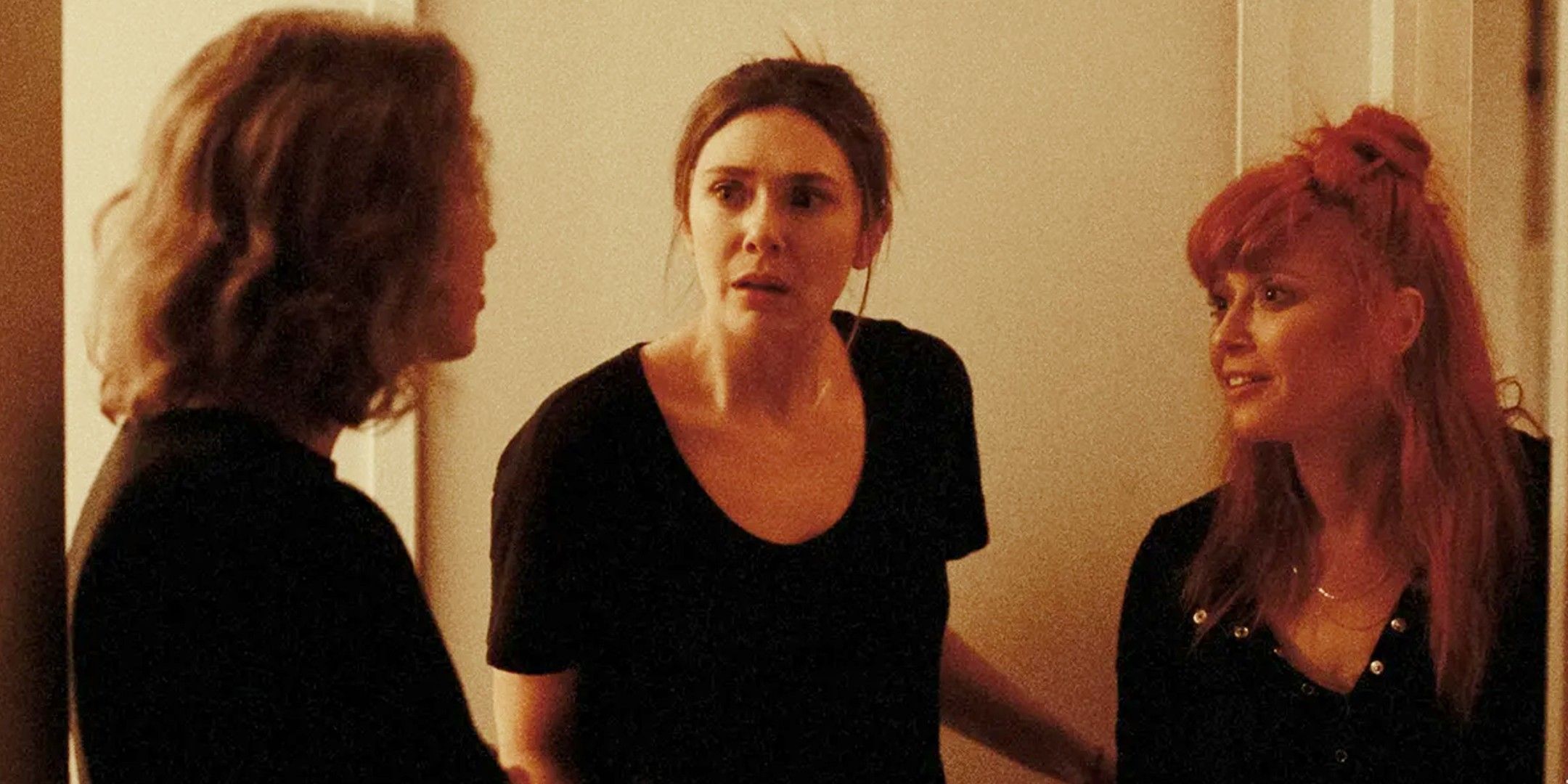 Elizabeth Olsen, Carrie Coon y Natasha Lyonne se miran fijamente en el pasillo de Three Daughters