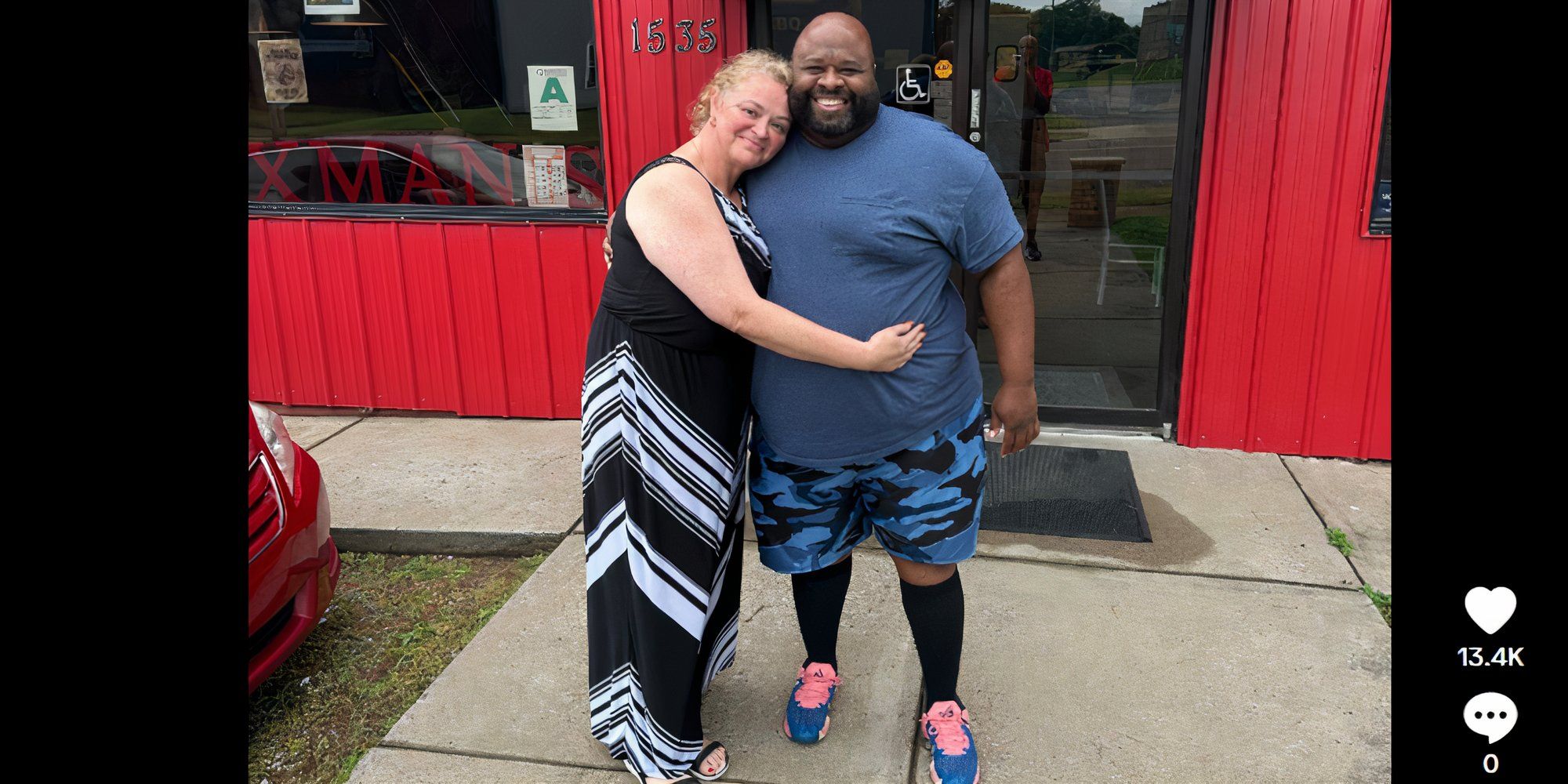 1000-lb Sisters Amanda Halterman and friend smiling and cuddled up together outside a red building