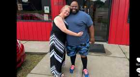 1000-lb Sisters Amanda Halterman and friend smiling and cuddled up together outside a red building