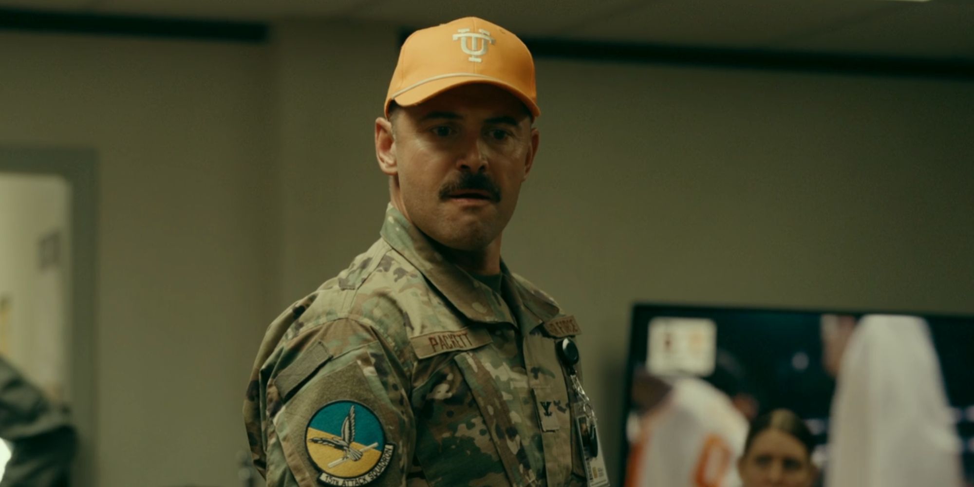 Daniel McPherson como o Coronel Packet parecendo bravo em Land of Bad