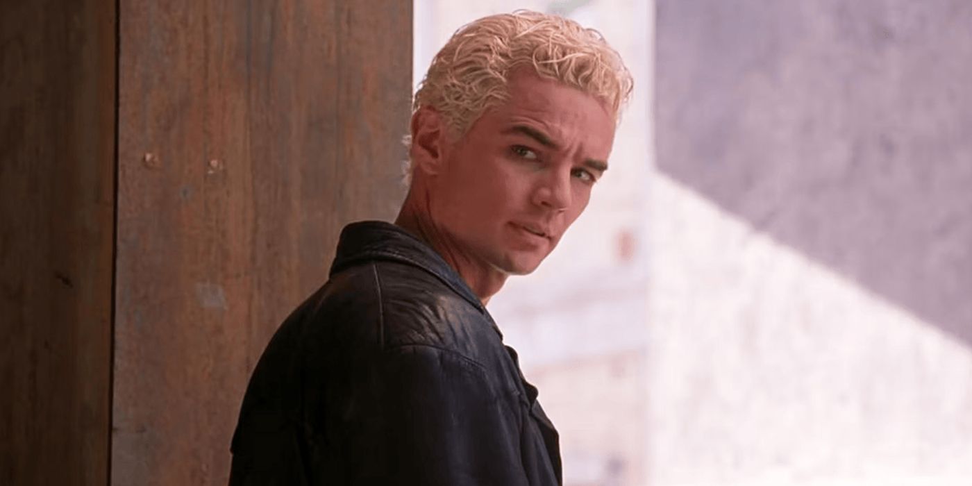 Spike olhando por cima do ombro em Buffy, a Caça-Vampiros.