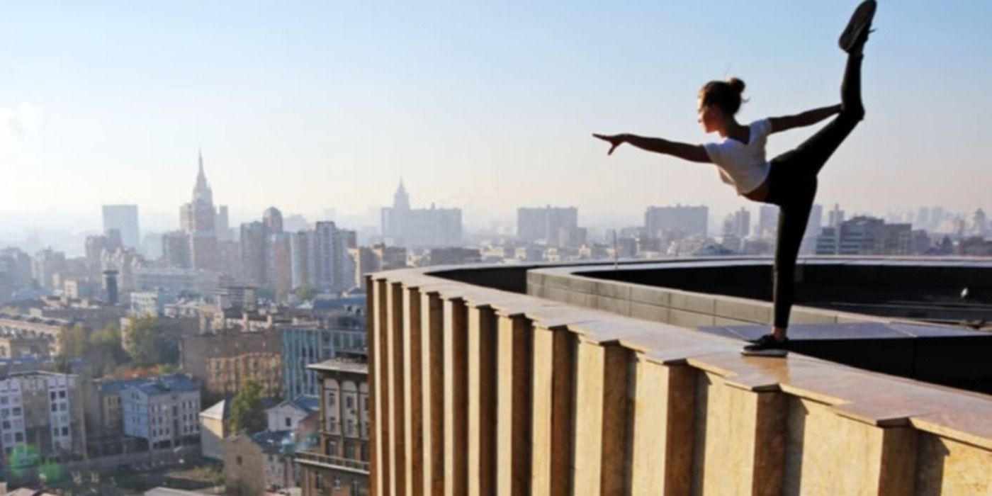 Angela Nikolau fazendo rooftop em Skywalkers: Uma História de Amor