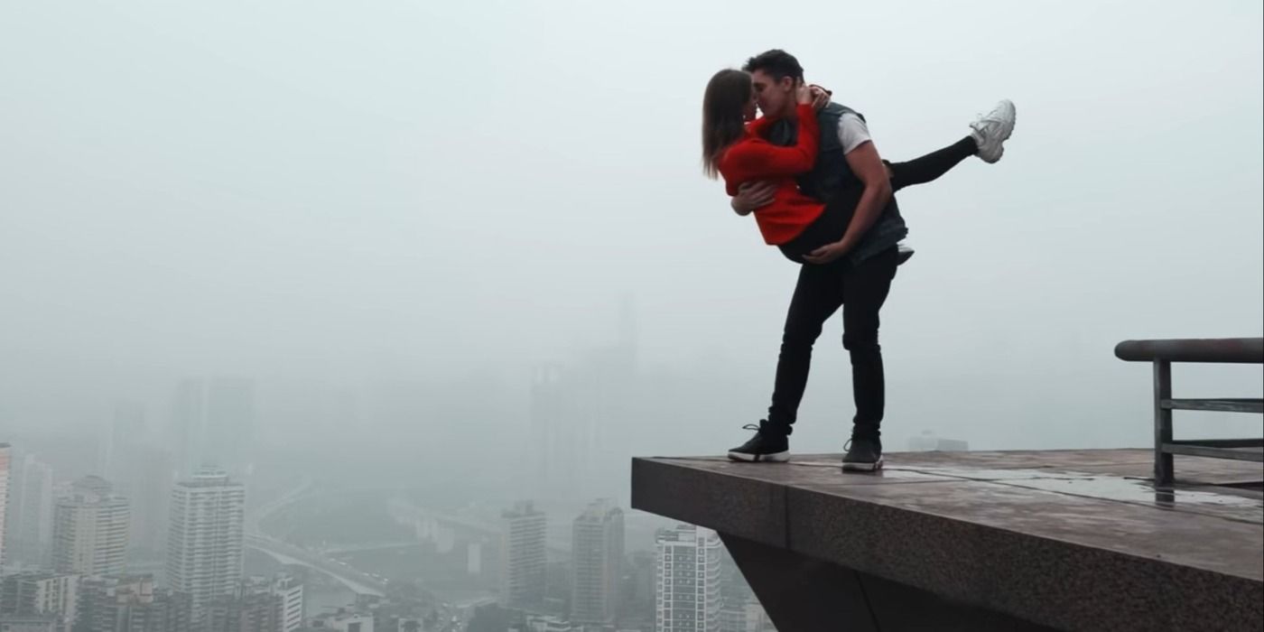 Angela Nikolau e Vanya Beerkus fazendo rooftop em Skywalkers: Uma História de Amor