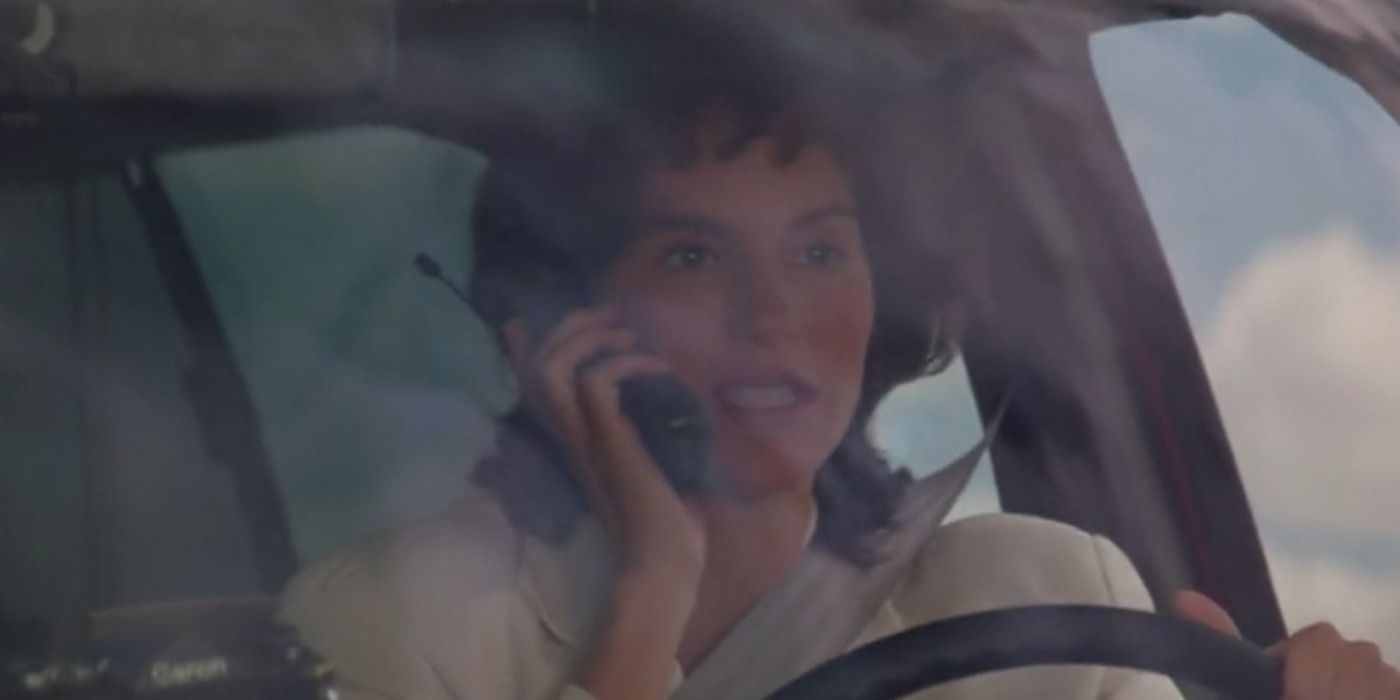 Jami Gertz como Dra. Melissa Reeves falando ao telefone em Twister (1996)