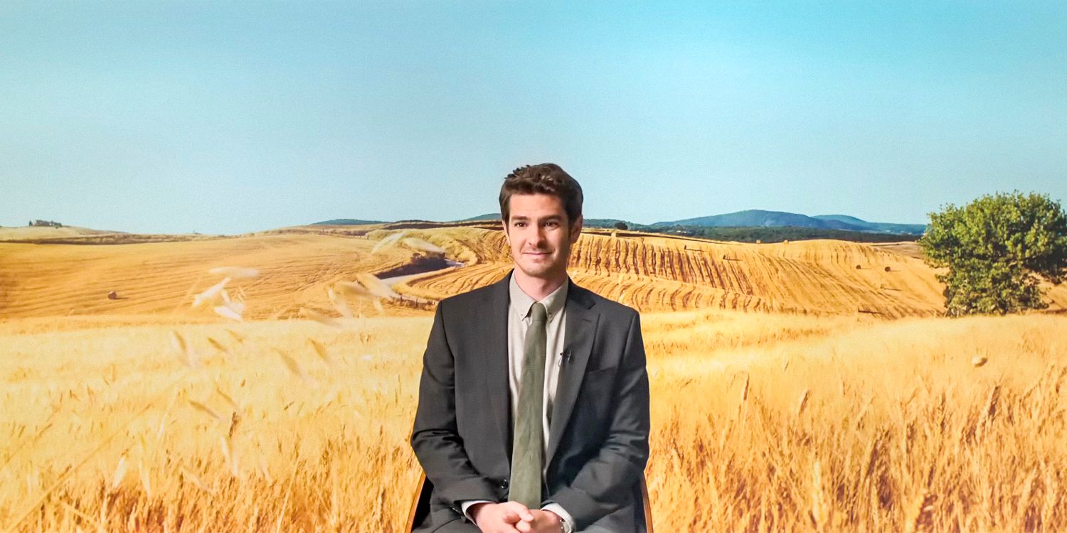 Tobias (Andrew Garfield) con una vista del campo de trigo detrás de él. 