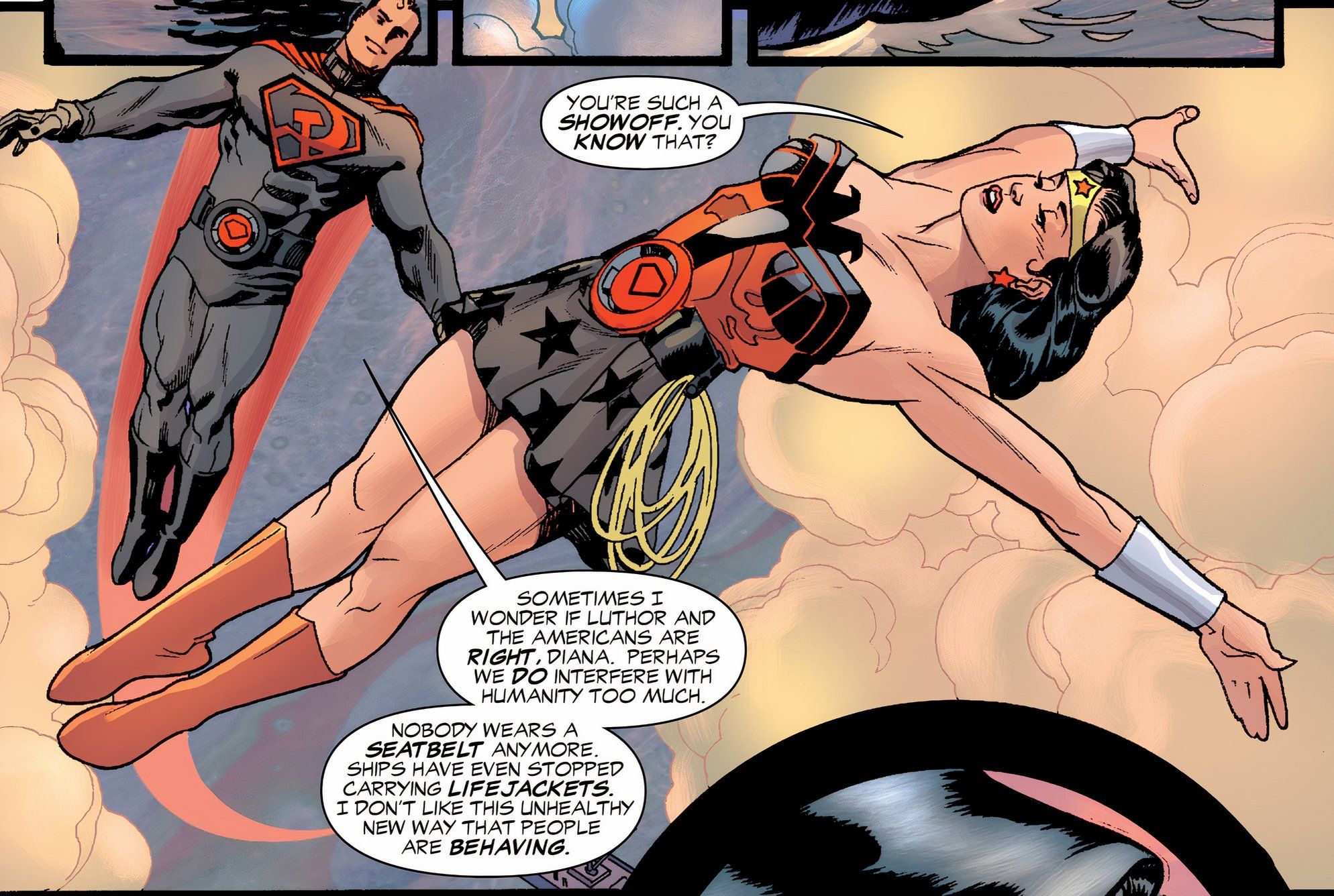 Mulher-Maravilha flutua no ar com Superman. Ambos estão usando vermelho e preto, estilo URSS, em seus trajes tradicionais.