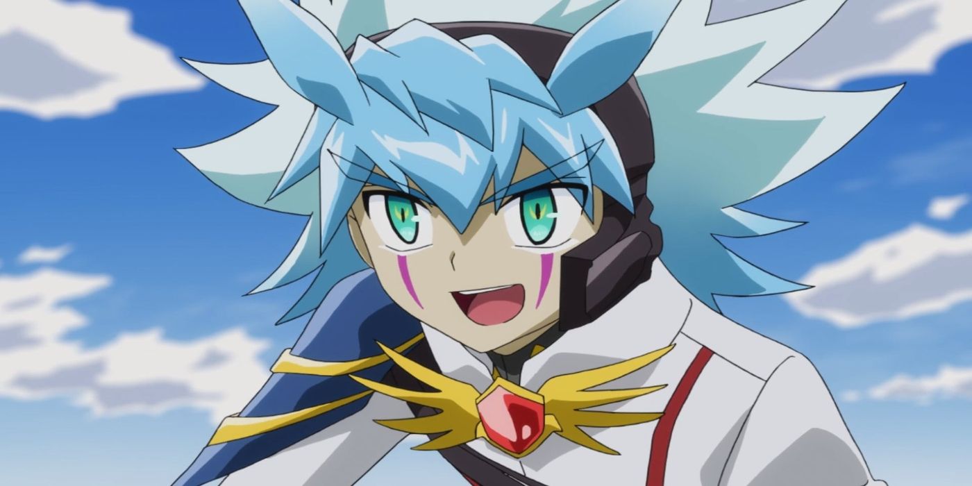 Yudias Velgear de Yu-Gi-Oh! Go Rush!! está de pé em frente a um fundo de céu azul. Ele está usando uma roupa branca com um pingente ornamentado na frente. Seu cabelo é azul e verde e seus olhos são verdes.