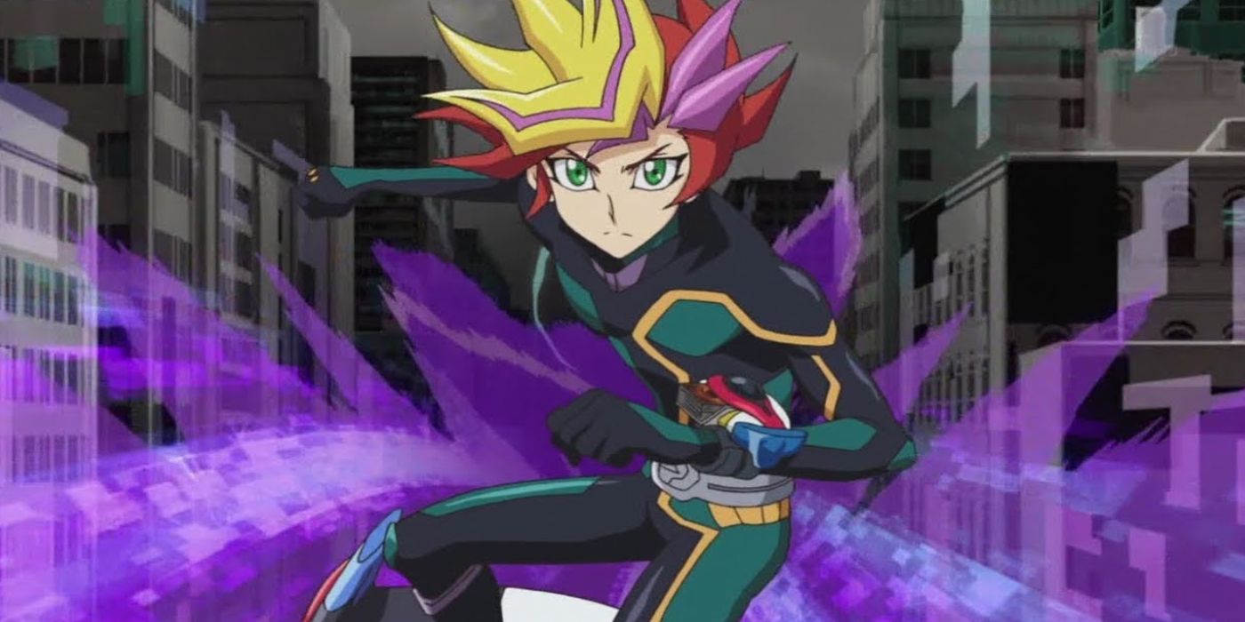 Yusaku Fujiki de Yu-Gi-Oh VRAINS está parado na rua com luz roxa se reunindo aos seus pés. Ele está agachado em preparação para puxar uma carta de seu disco de duelo.