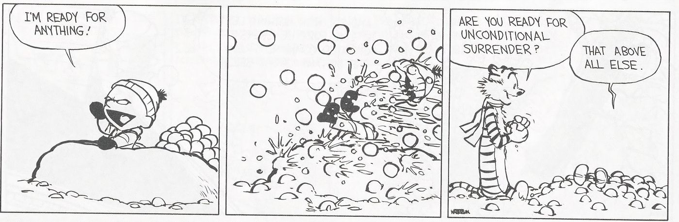 Calvin sendo dominado pelas bolas de neve de Hobbes durante uma luta de bolas de neve.