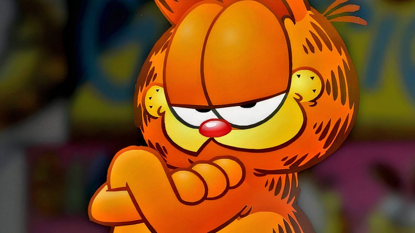 Garfield sonríe con las manos cruzadas. 