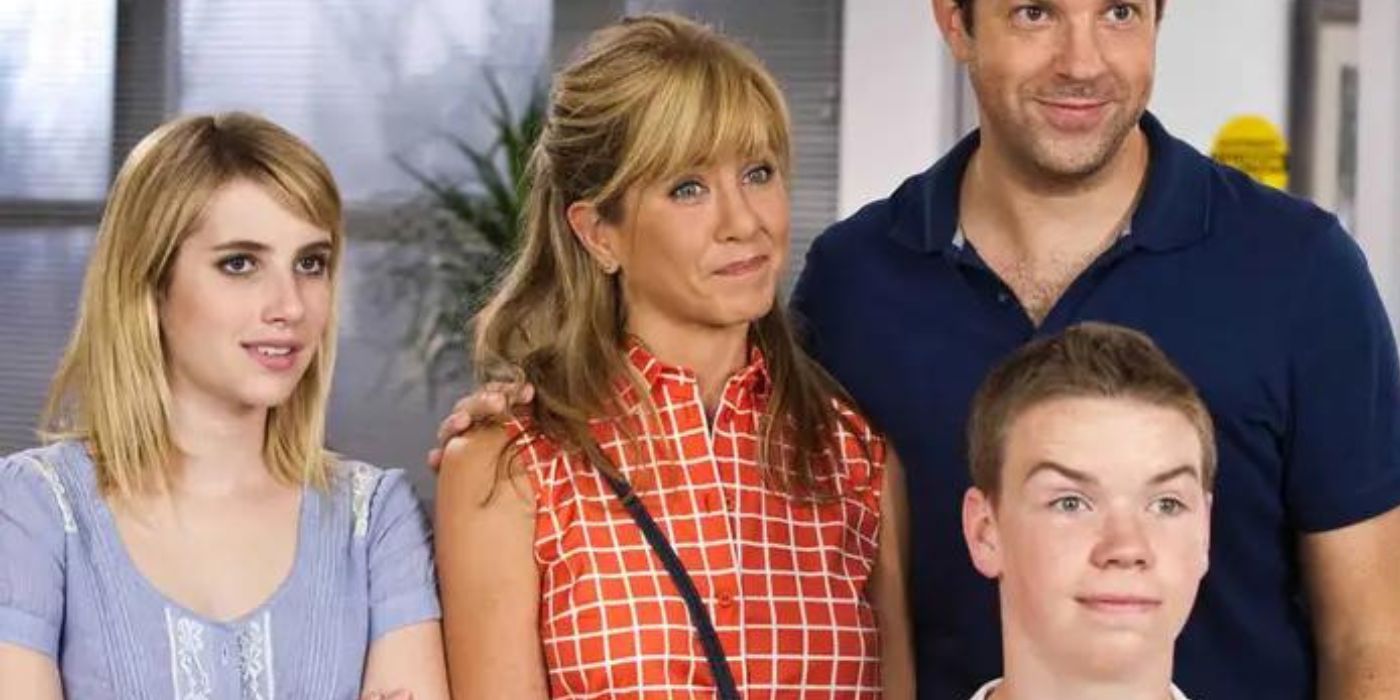 Will Poulter, Jennifer Aniston, Jason Sudeikis et Emma Roberts se tiennent ensemble, souriant à quelque chose hors caméra