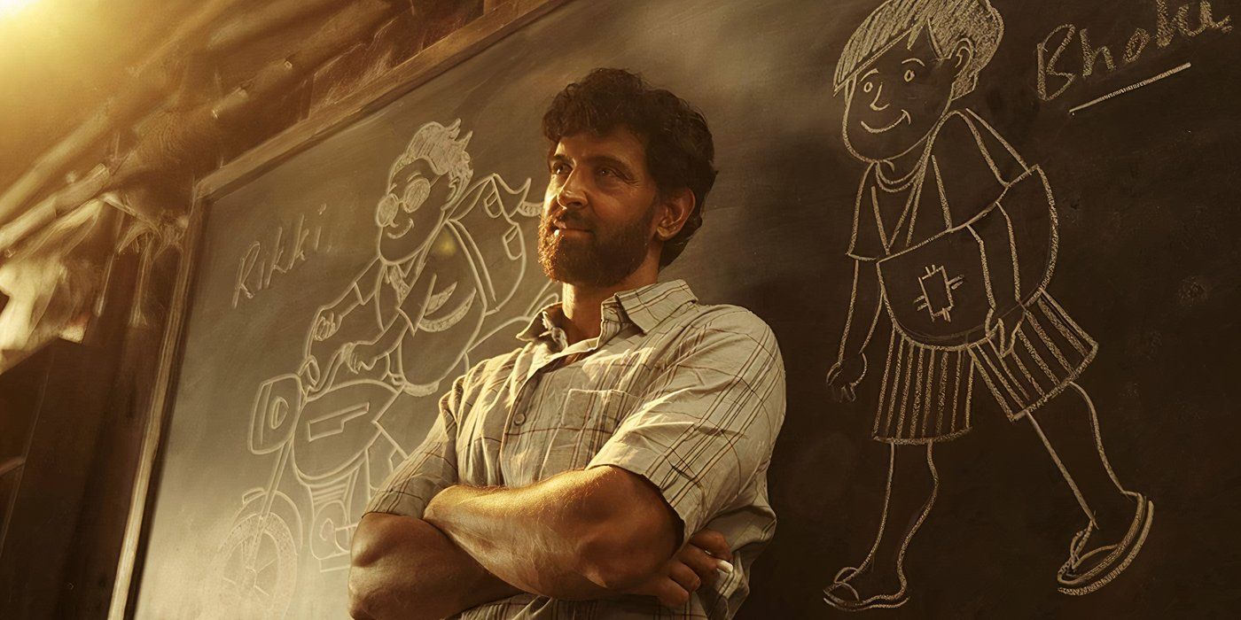 Un hombre parado orgulloso frente a un tablero de anuncios en Super 30