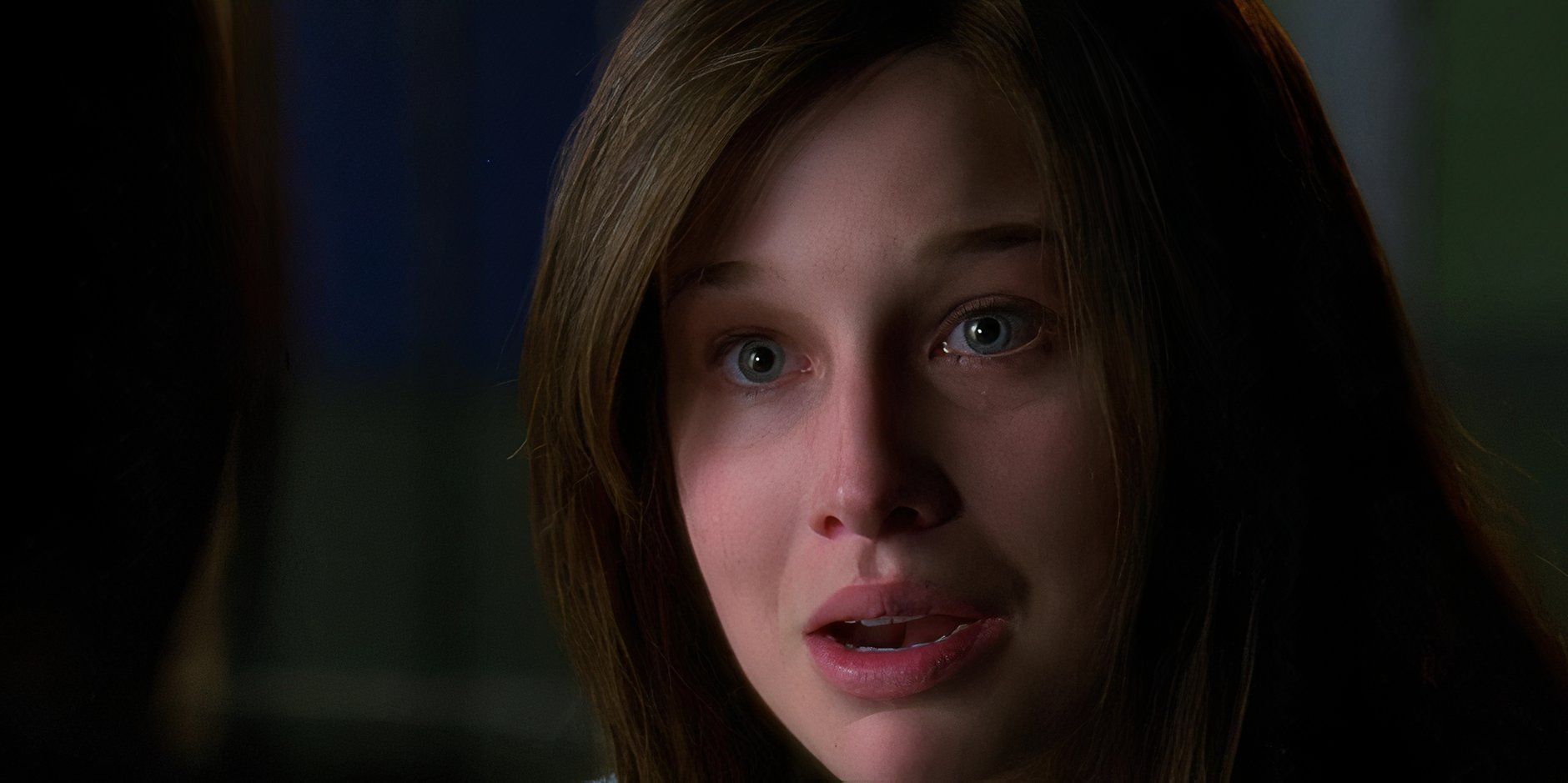 Uma jovem está chateada e falando com alguém fora da tela no episódio Stranger do SVU