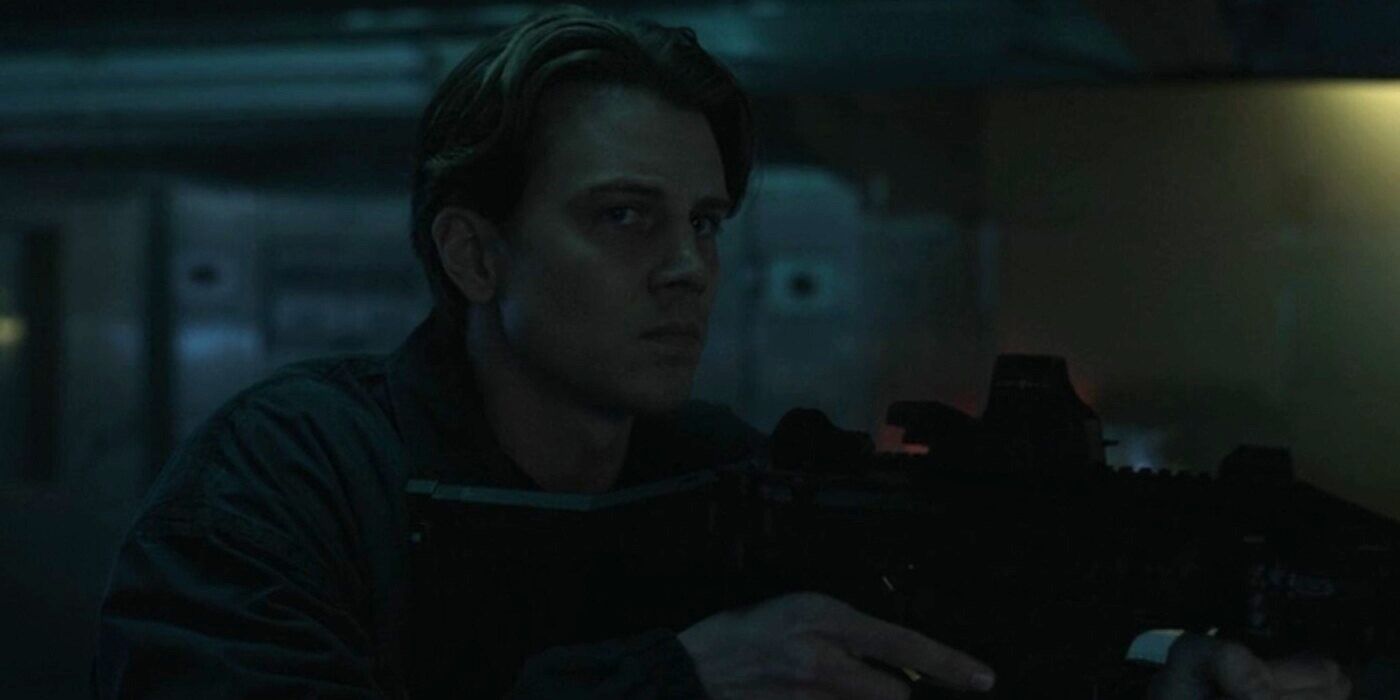 Alex Saxon como Peter Bailey segurando uma arma em Criminal Minds Evolution.jpg