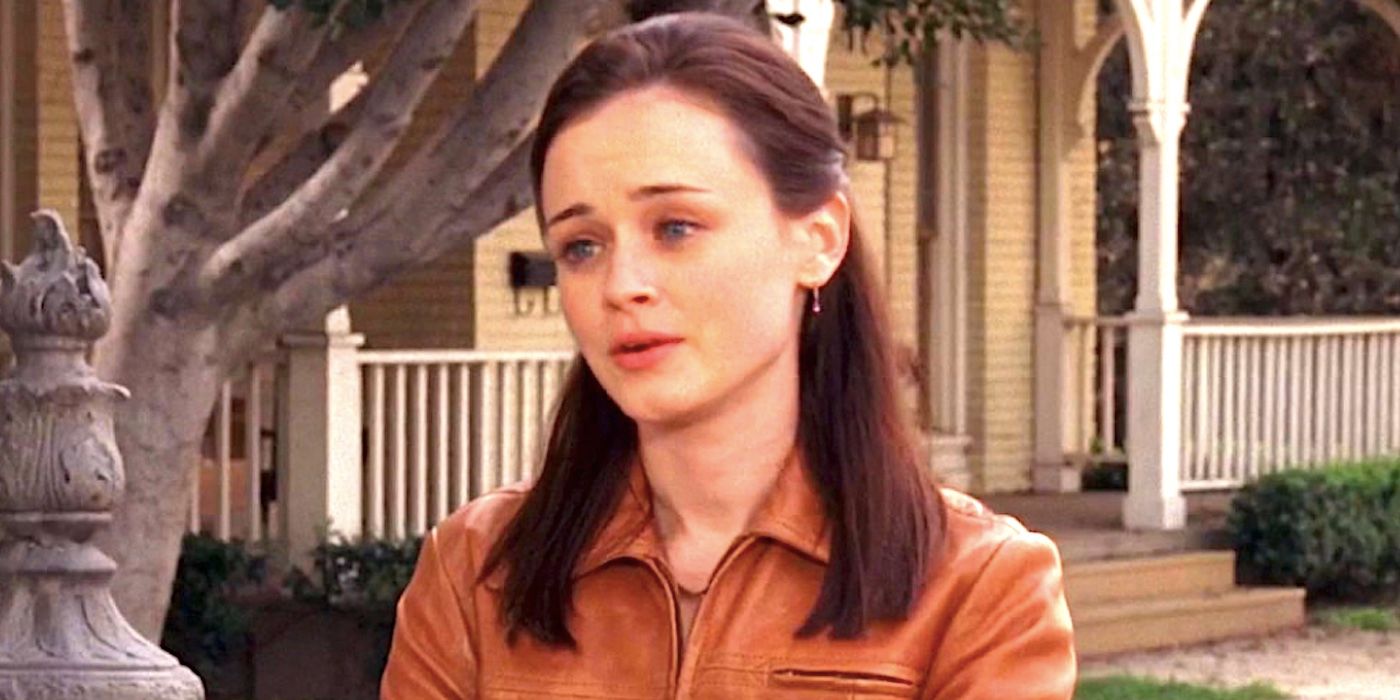 Alexis Bledel&rsquo;s Rory Gilmore looking concerned standing in the street from Gilmore Girls season 5