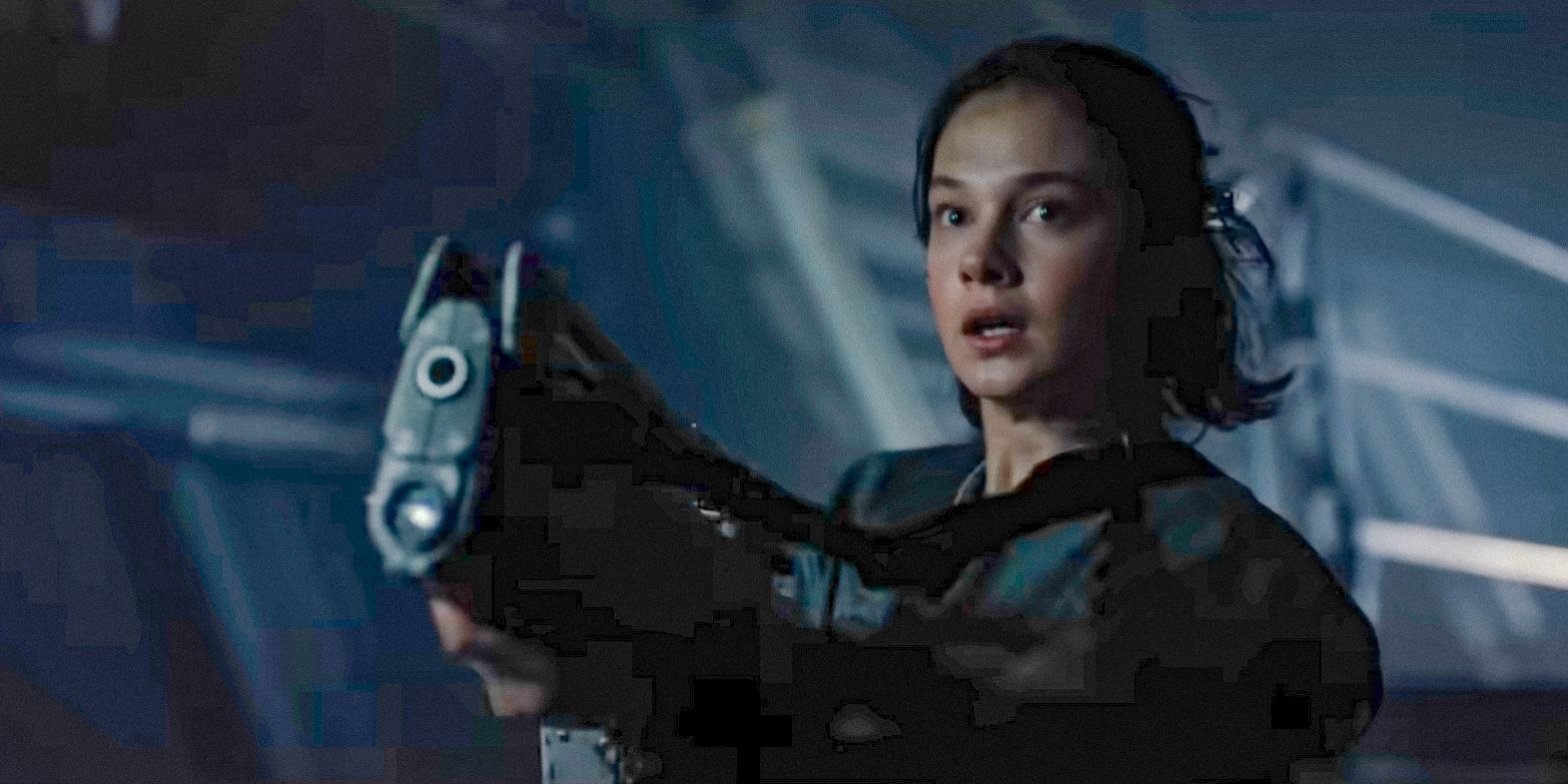 Cailee Spaeny apuntando con un arma en Romulus Alien