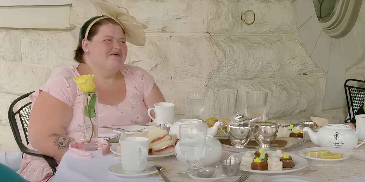 amy slaton from 1000 lb sisters wearing fascinator hat at afternoon tea